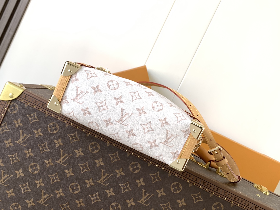 💰580顶级原单,变码芯片M26287 半钢
本款 Side Trunk 中号手袋为品牌经典 Monogram 帆布浸染柔和沙丘色调,再以牛皮革饰边营造视觉反差。耀目 S-lock 锁扣和金属包角再添考究笔触。
尺寸23.5 x 16.0 x 8.5 厘米 (长 x 高 x 宽)
• Monogram Dune 涂层帆布
• 牛皮革饰边
• 织物内衬
• 金属件
• S-lock 锁扣
• 拉链开合
• 可收纳 6.7 寸智能手机、Zippy 钱夹、钥匙、口红和耳机
• 肩带:可拆卸,可调节
• 包带半长:45.0 厘米
• 包带半长可调至:55.0 厘米
• 手柄:单手柄,可拆卸