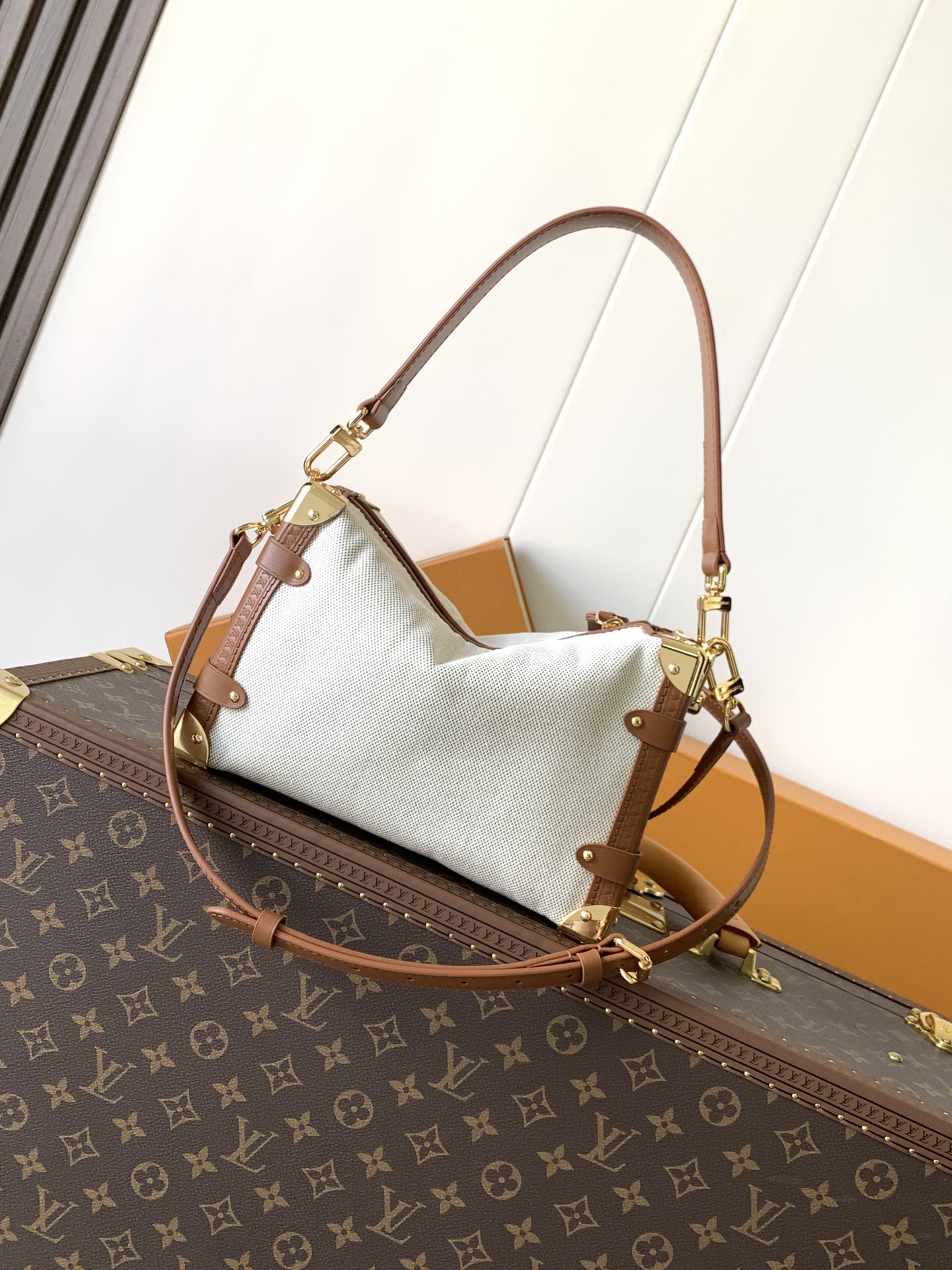 💰620顶级原单，变码芯片M14411
本款 Side Trunk 中号手袋出自 Natural Canvas 系列，为棉质帆布勾勒撞色皮革饰边，搭配标志性 S-lock 锁扣和硬箱风格包角。可拆卸肩带提供肩背和斜挎选择，实现日常物品的轻盈随行。

16 x 8.5 x 23.5 厘米 
(高 x 宽 x 长度)
织物和牛皮革
牛皮革饰边
条纹织物内衬
做旧金属件
拉链开合配有 S-lock 锁扣
可收纳智能手机、耳机、Zippy 长款钱夹、钥匙和口红
肩带：可拆卸，可调节
包带半长：45.0 厘米
包带半长可调至：55.0 厘米
手柄：单手柄，可拆卸