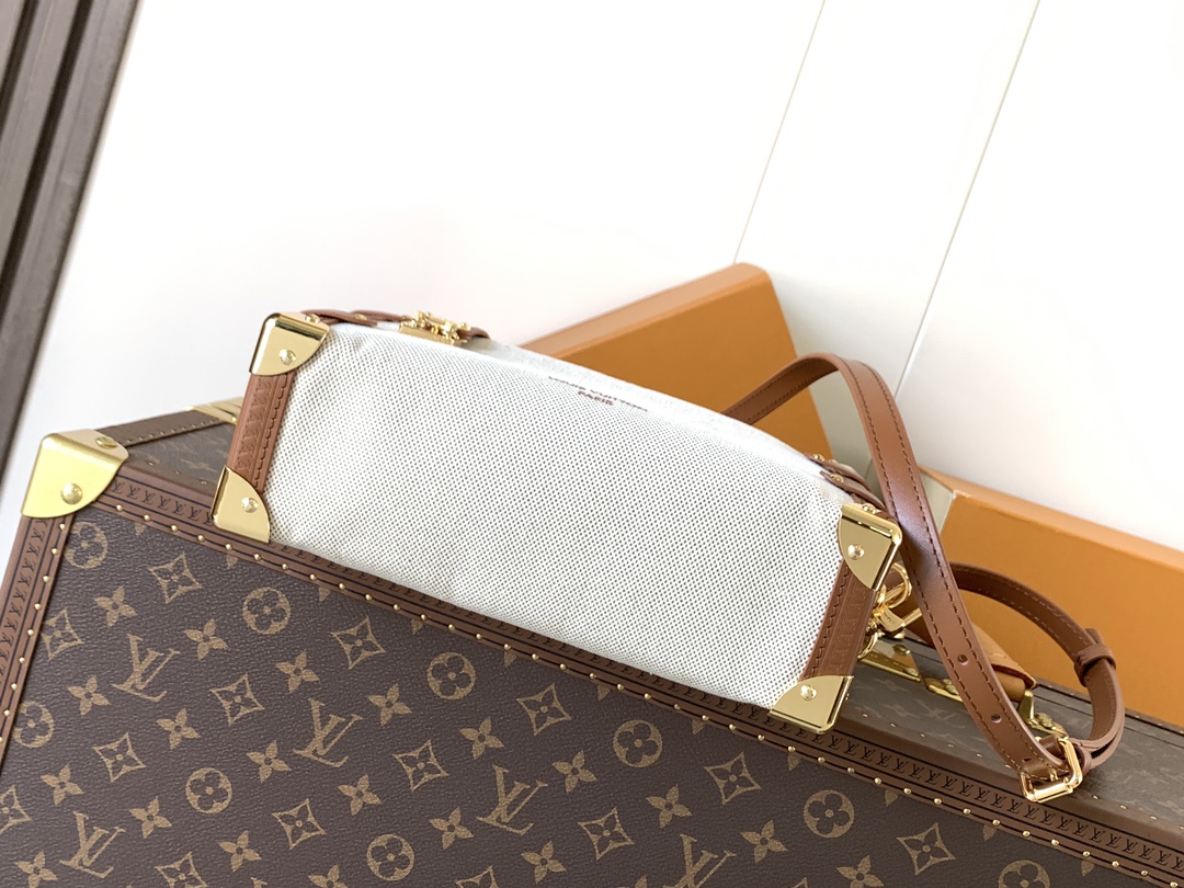 💰620顶级原单，变码芯片M14411
本款 Side Trunk 中号手袋出自 Natural Canvas 系列，为棉质帆布勾勒撞色皮革饰边，搭配标志性 S-lock 锁扣和硬箱风格包角。可拆卸肩带提供肩背和斜挎选择，实现日常物品的轻盈随行。

16 x 8.5 x 23.5 厘米 
(高 x 宽 x 长度)
织物和牛皮革
牛皮革饰边
条纹织物内衬
做旧金属件
拉链开合配有 S-lock 锁扣
可收纳智能手机、耳机、Zippy 长款钱夹、钥匙和口红
肩带：可拆卸，可调节
包带半长：45.0 厘米
包带半长可调至：55.0 厘米
手柄：单手柄，可拆卸