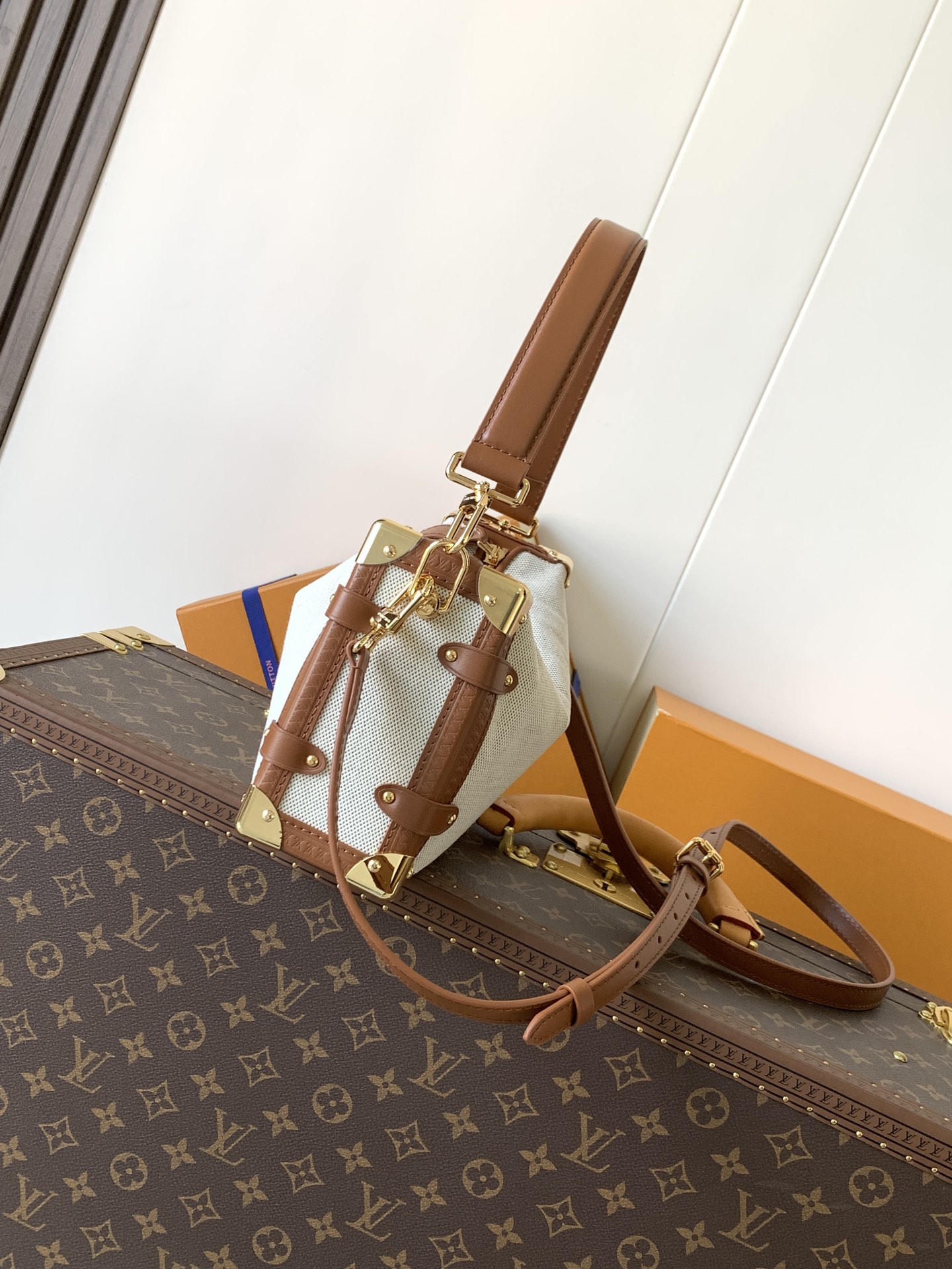 💰620顶级原单，变码芯片M14411
本款 Side Trunk 中号手袋出自 Natural Canvas 系列，为棉质帆布勾勒撞色皮革饰边，搭配标志性 S-lock 锁扣和硬箱风格包角。可拆卸肩带提供肩背和斜挎选择，实现日常物品的轻盈随行。

16 x 8.5 x 23.5 厘米 
(高 x 宽 x 长度)
织物和牛皮革
牛皮革饰边
条纹织物内衬
做旧金属件
拉链开合配有 S-lock 锁扣
可收纳智能手机、耳机、Zippy 长款钱夹、钥匙和口红
肩带：可拆卸，可调节
包带半长：45.0 厘米
包带半长可调至：55.0 厘米
手柄：单手柄，可拆卸