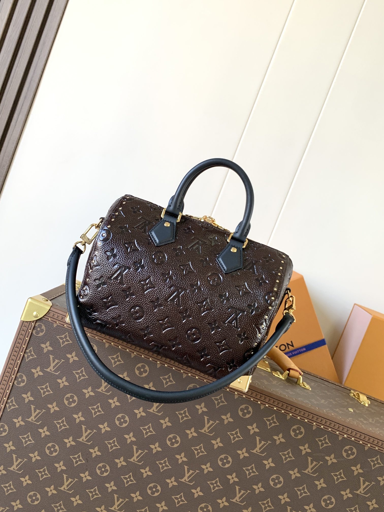 顶级原单变码芯片M26392本款 Speedy Trunk 25 手袋以现代视角重新诠释路易威登经典箱型