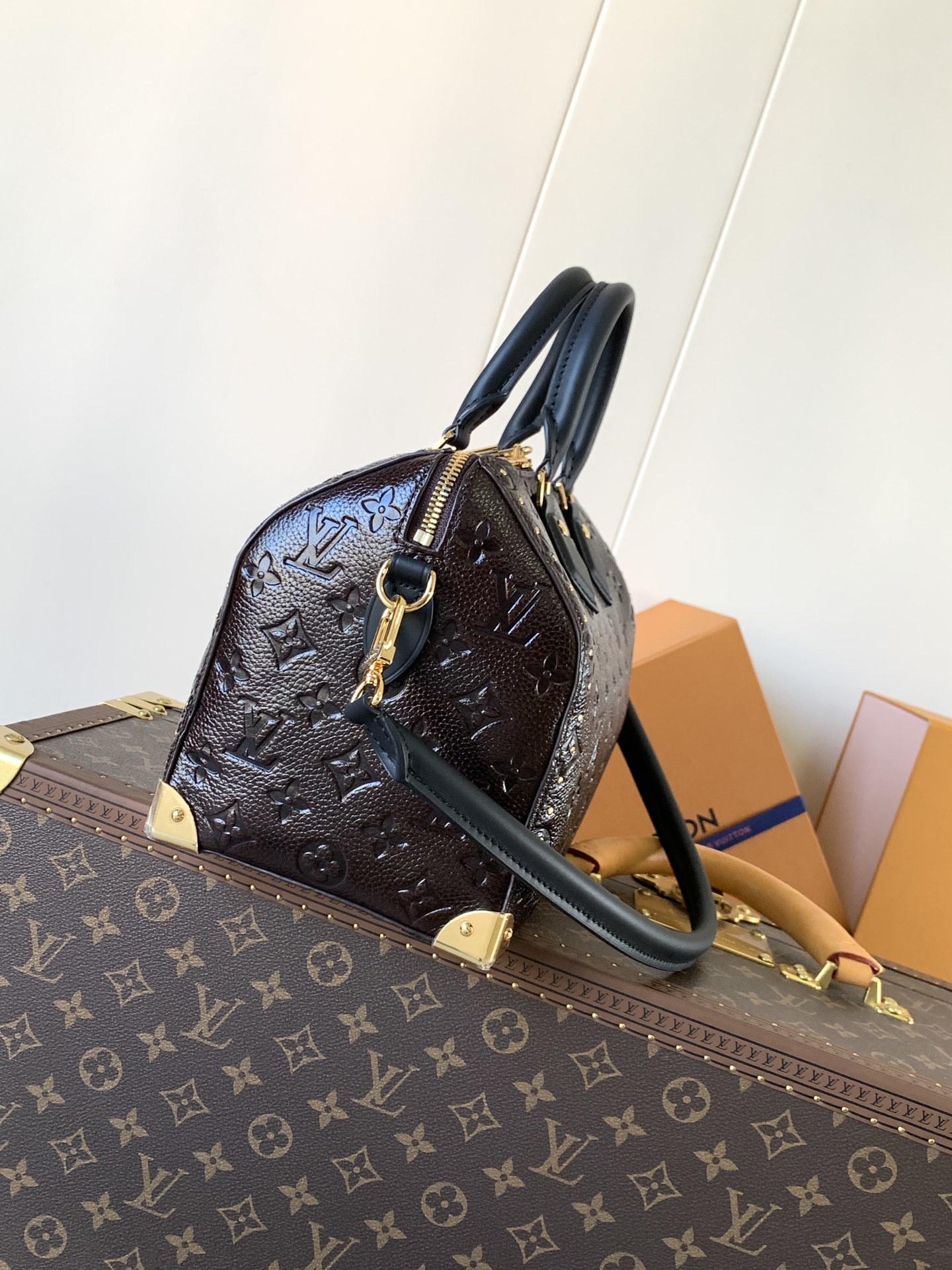 顶级原单变码芯片M26392本款 Speedy Trunk 25 手袋以现代视角重新诠释路易威登经典箱型