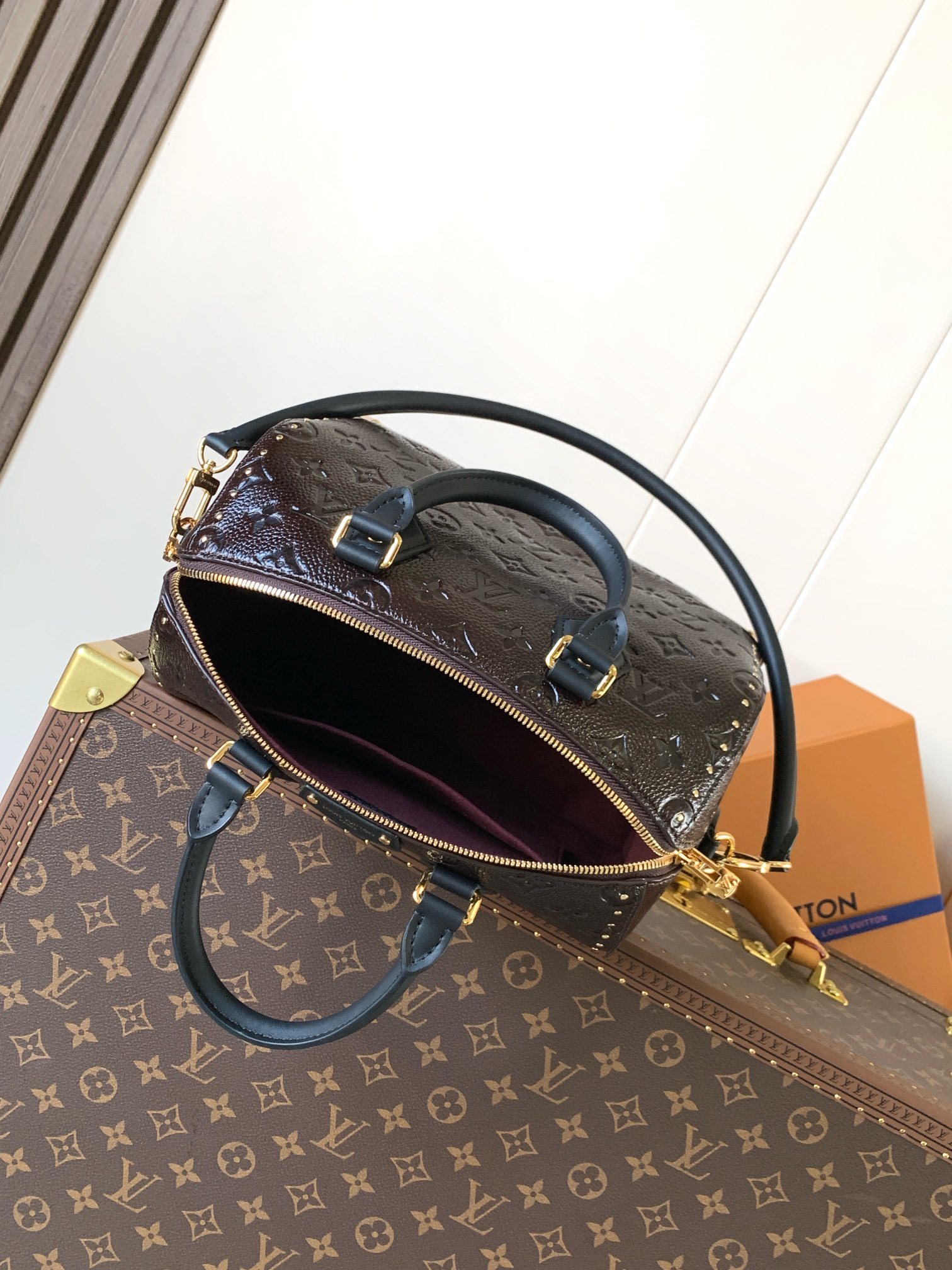 顶级原单变码芯片M26392本款 Speedy Trunk 25 手袋以现代视角重新诠释路易威登经典箱型