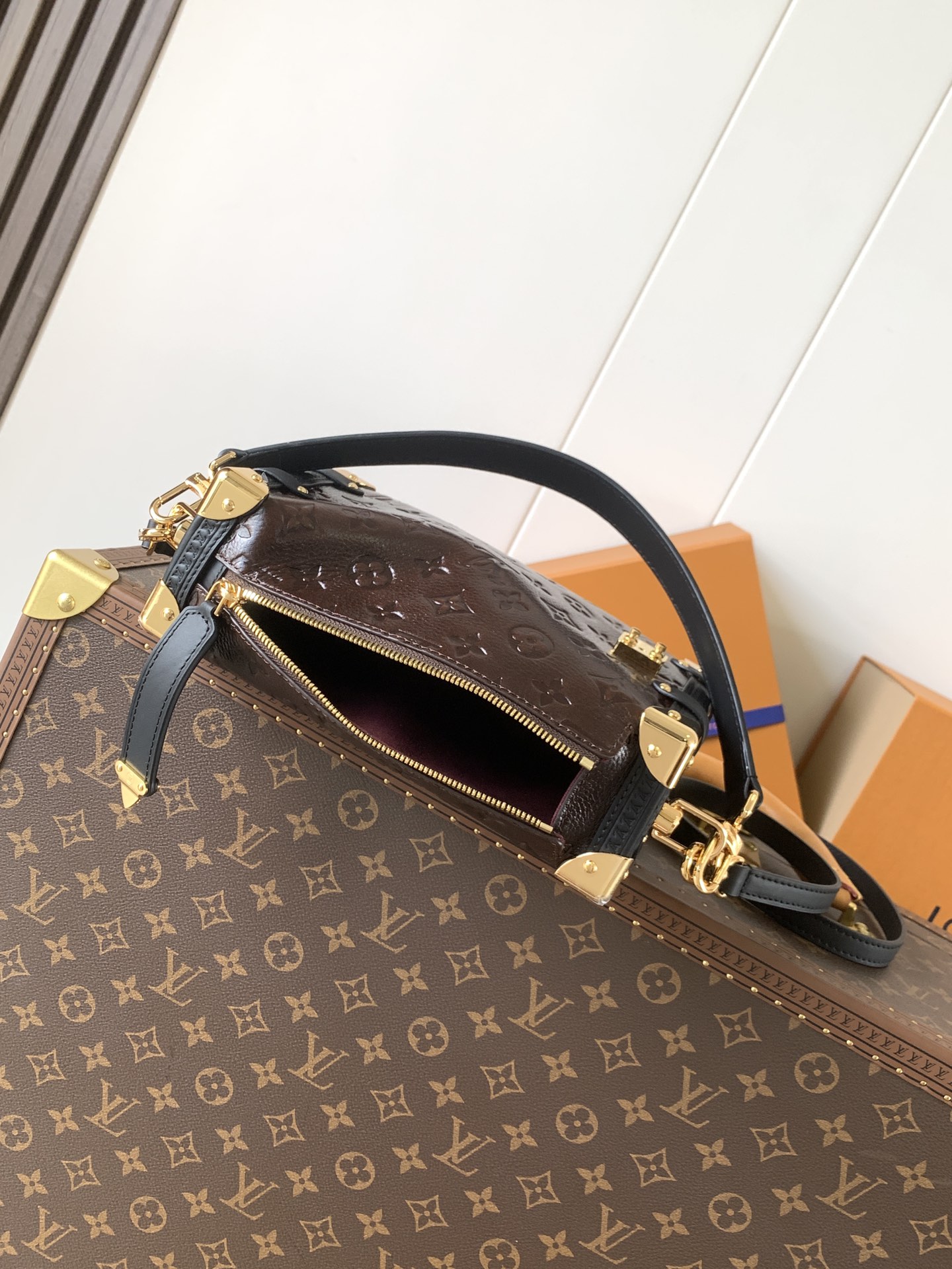 Louis Vuitton 在 2025 秋冬系列中持续演绎路易威登的制箱传统