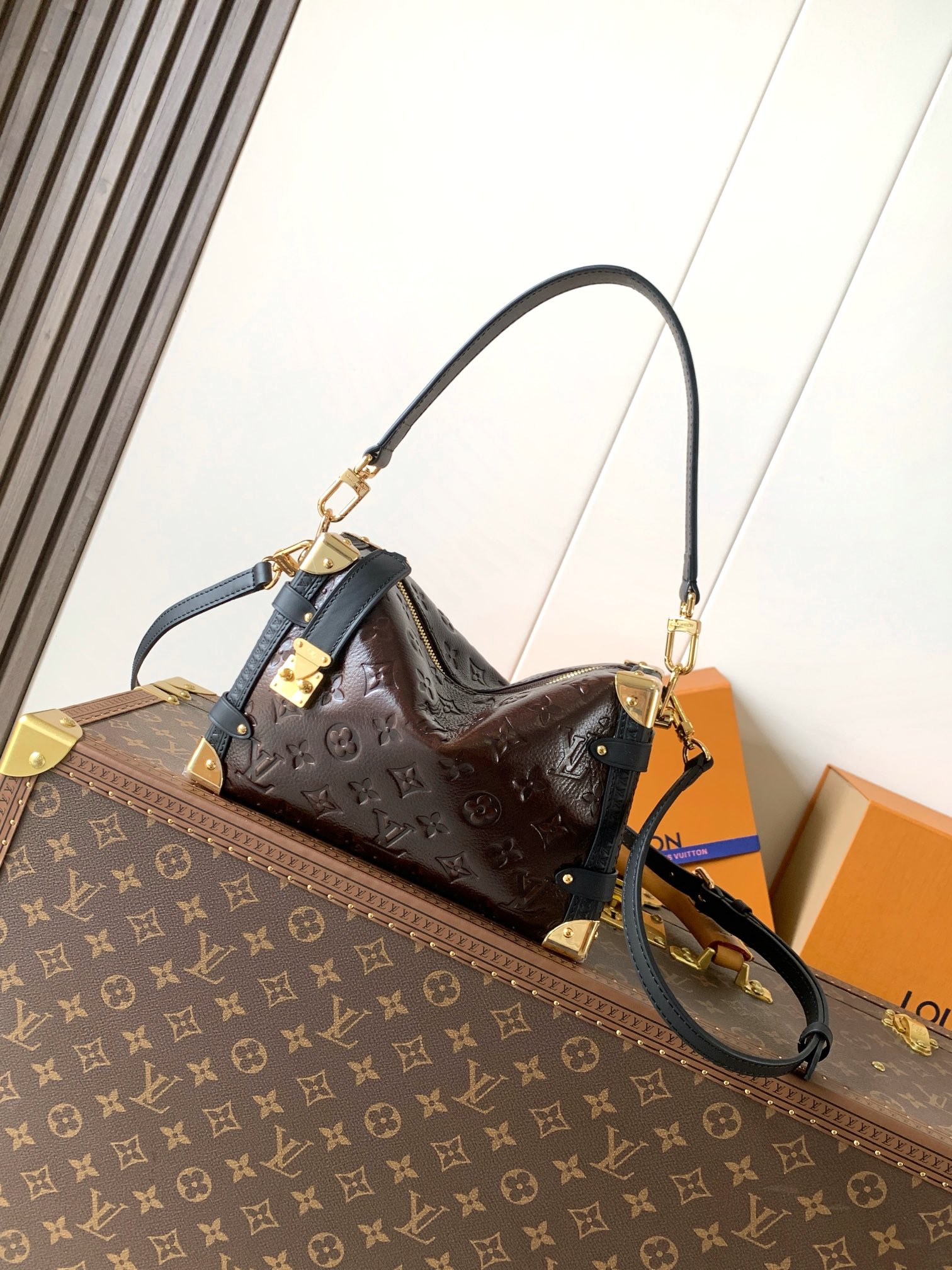 Louis Vuitton 在 2025 秋冬系列中持续演绎路易威登的制箱传统