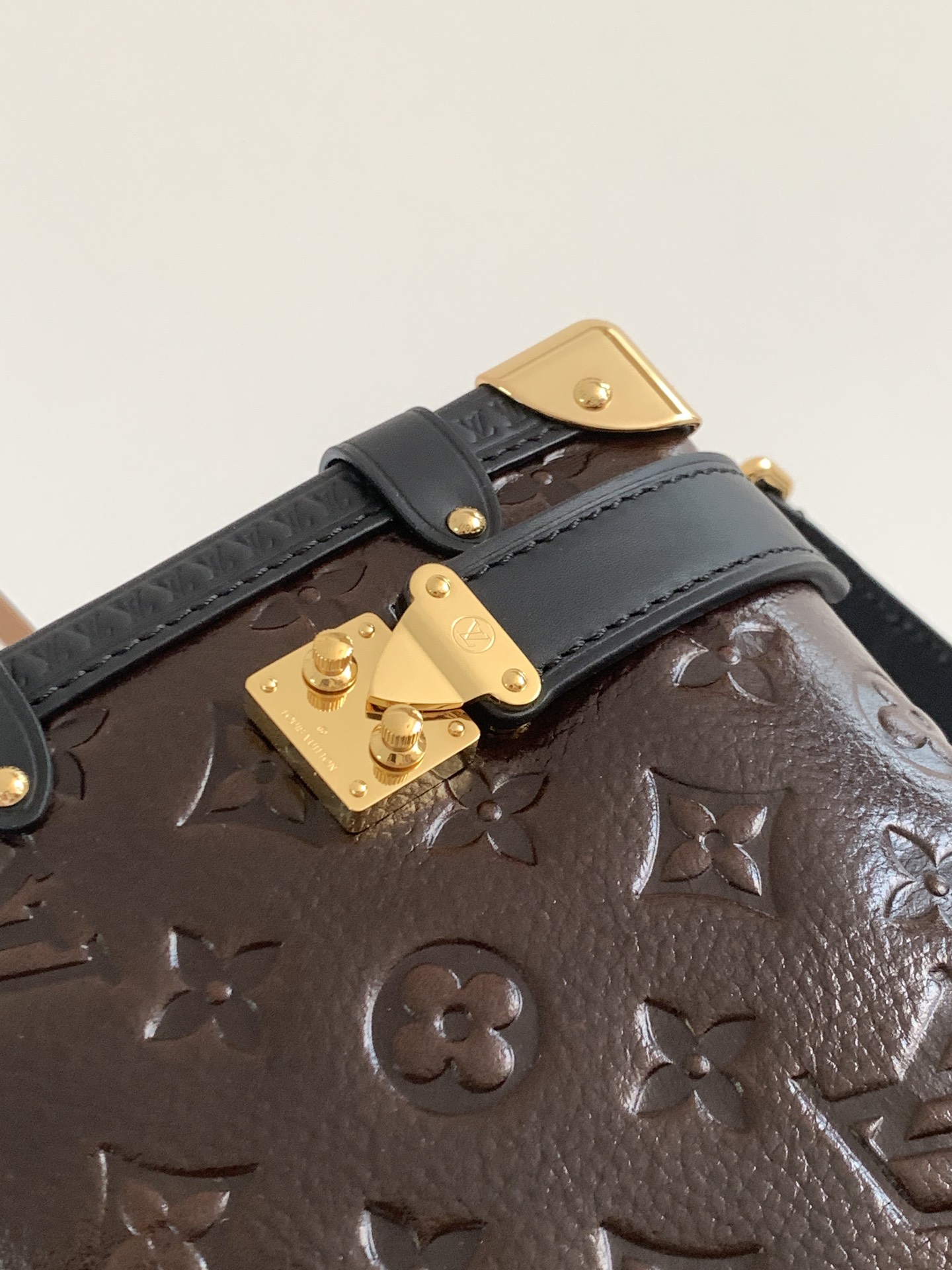 Louis Vuitton 在 2025 秋冬系列中持续演绎路易威登的制箱传统