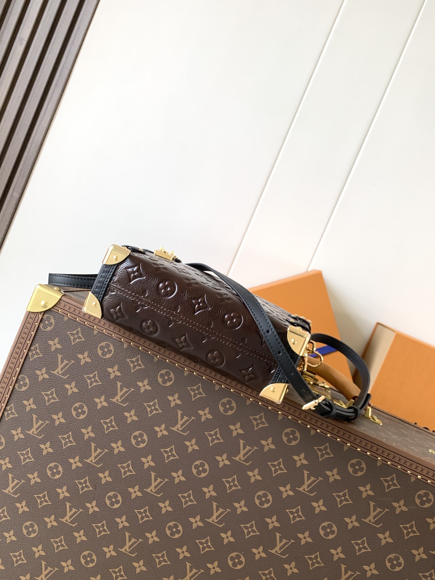 Louis Vuitton 在 2025 秋冬系列中持续演绎路易威登的制箱传统