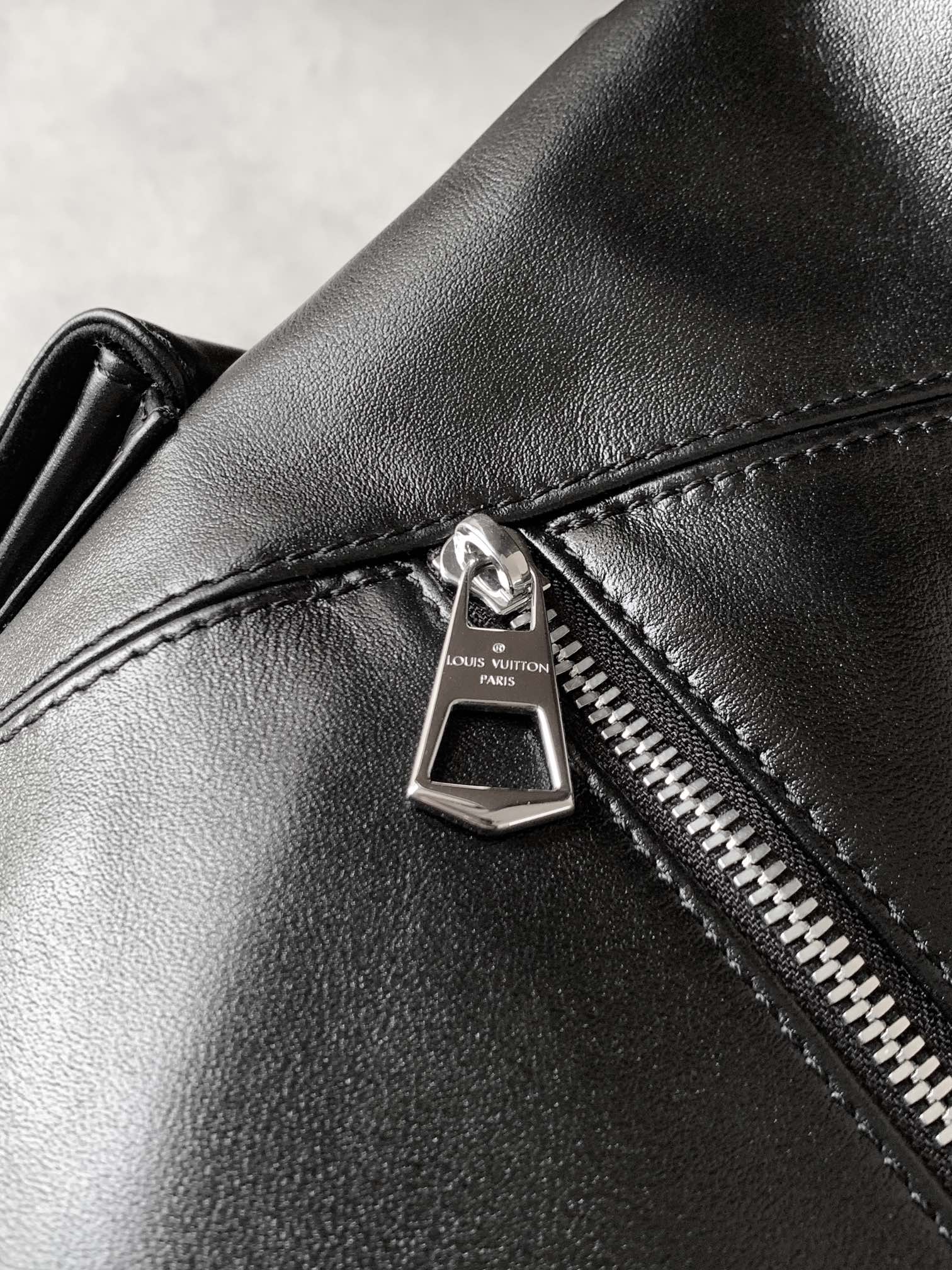 顶级原单，变码芯片M15175本款 Carry All Travel Bag 手袋取材柔软牛皮革，为名牌