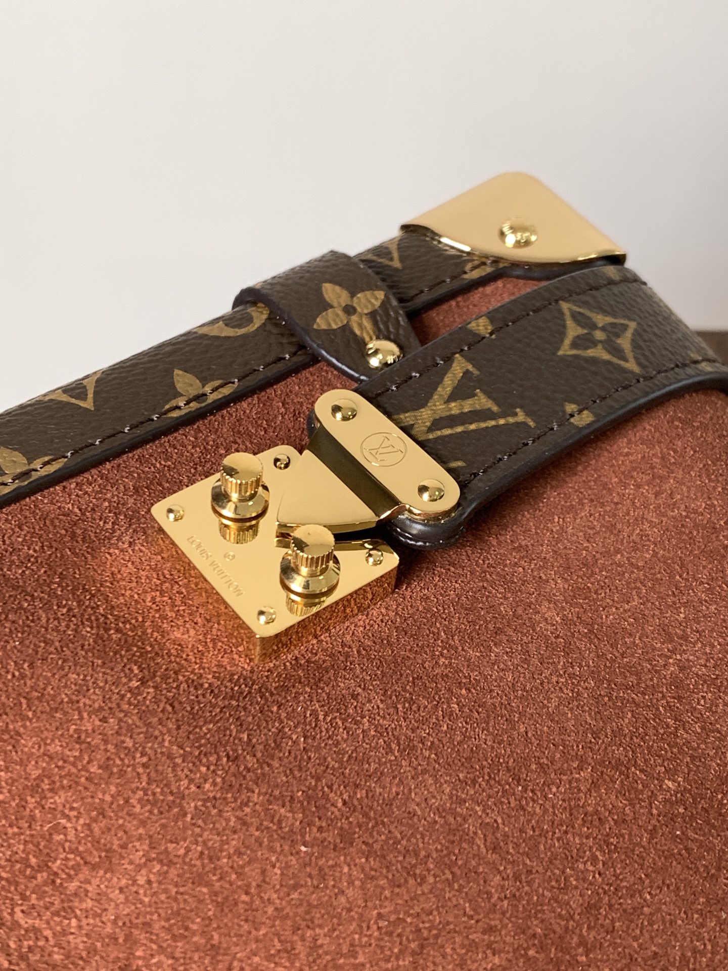 Louis Vuitton 在 2025 秋冬系列中持续演绎路易威登的制箱传统