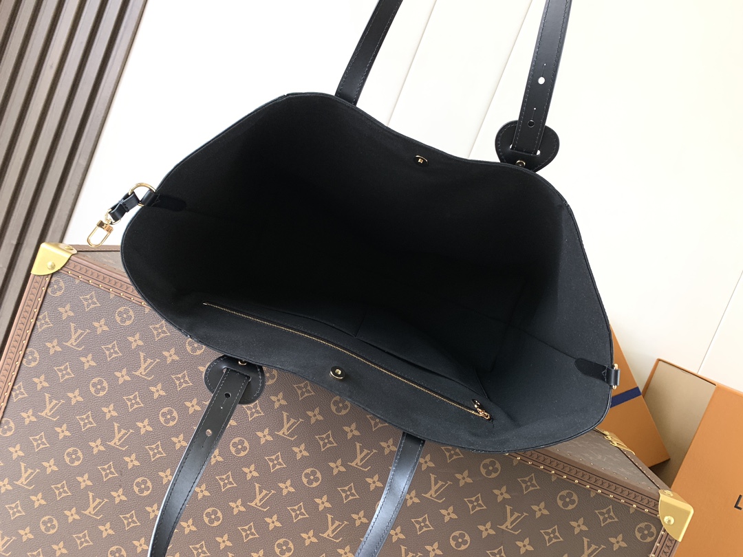 顶级原单，变码芯片M25888酒红 M25860黑色本款 All In One 中号手袋设计如其名，可灵