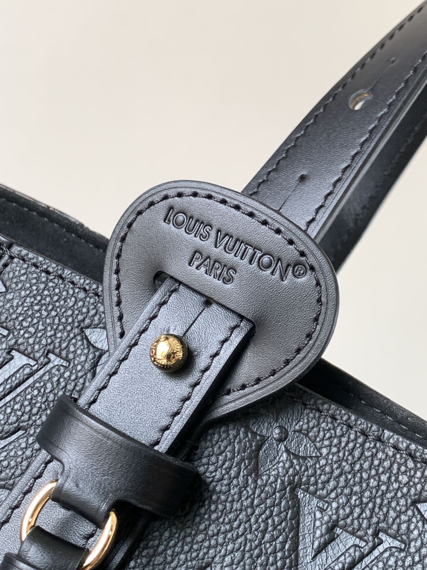 顶级原单，变码芯片M25888酒红 M25860黑色本款 All In One 中号手袋设计如其名，可灵