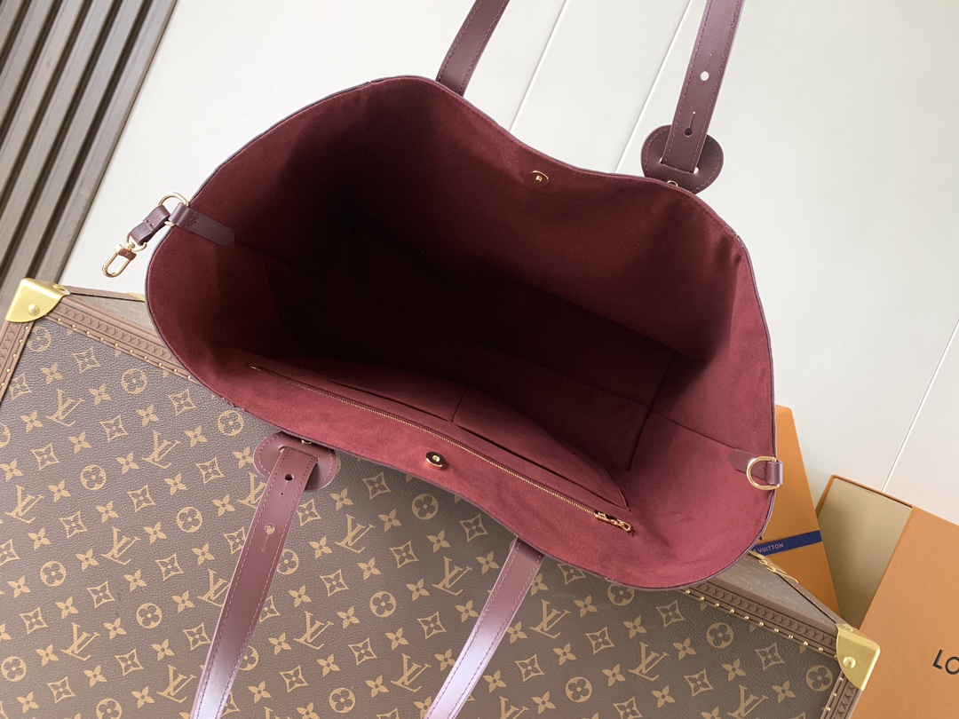 顶级原单，变码芯片M25888酒红 M25860黑色本款 All In One 中号手袋设计如其名，可灵