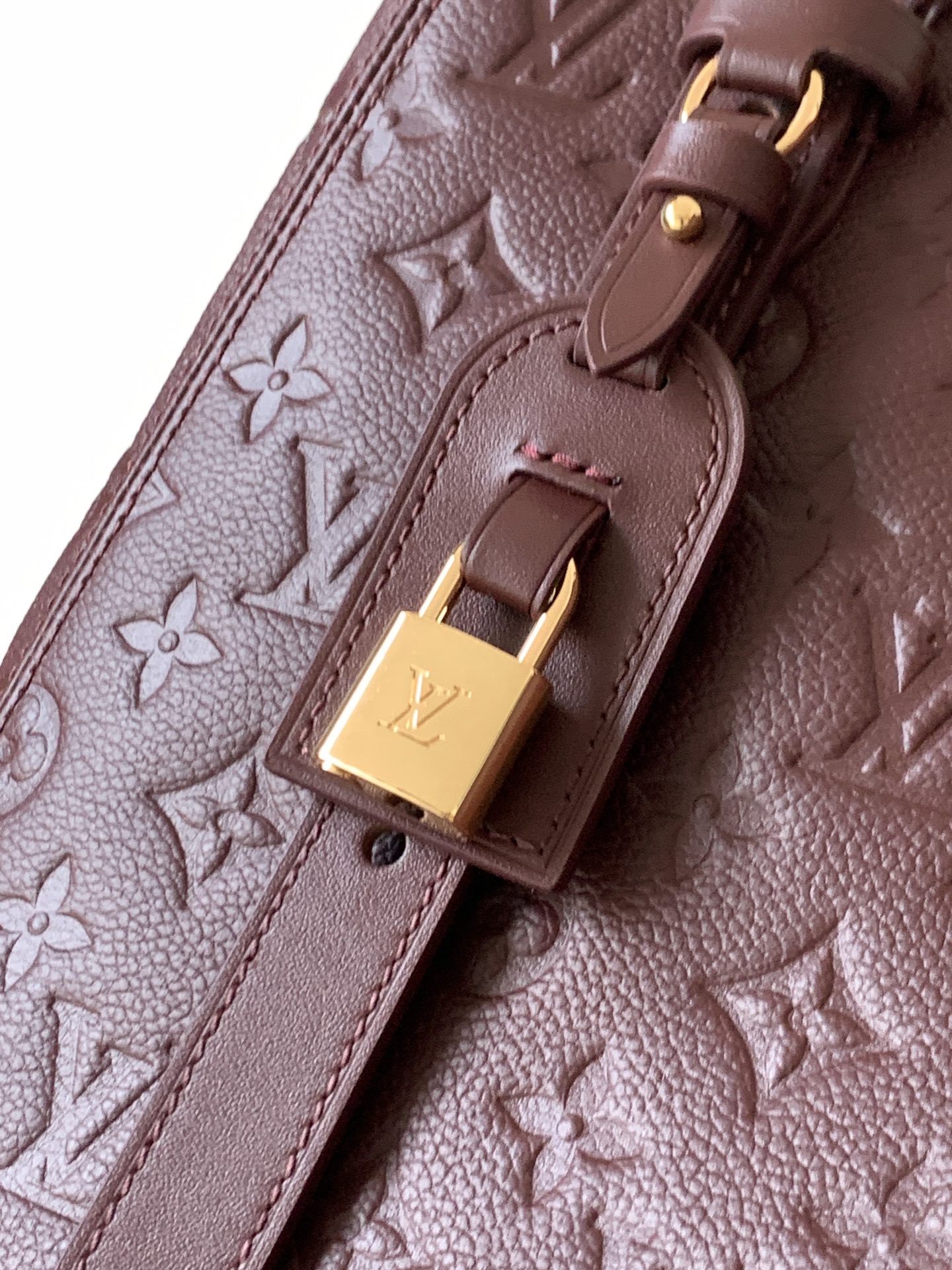 顶级原单，变码芯片M25888酒红 M25860黑色本款 All In One 中号手袋设计如其名，可灵