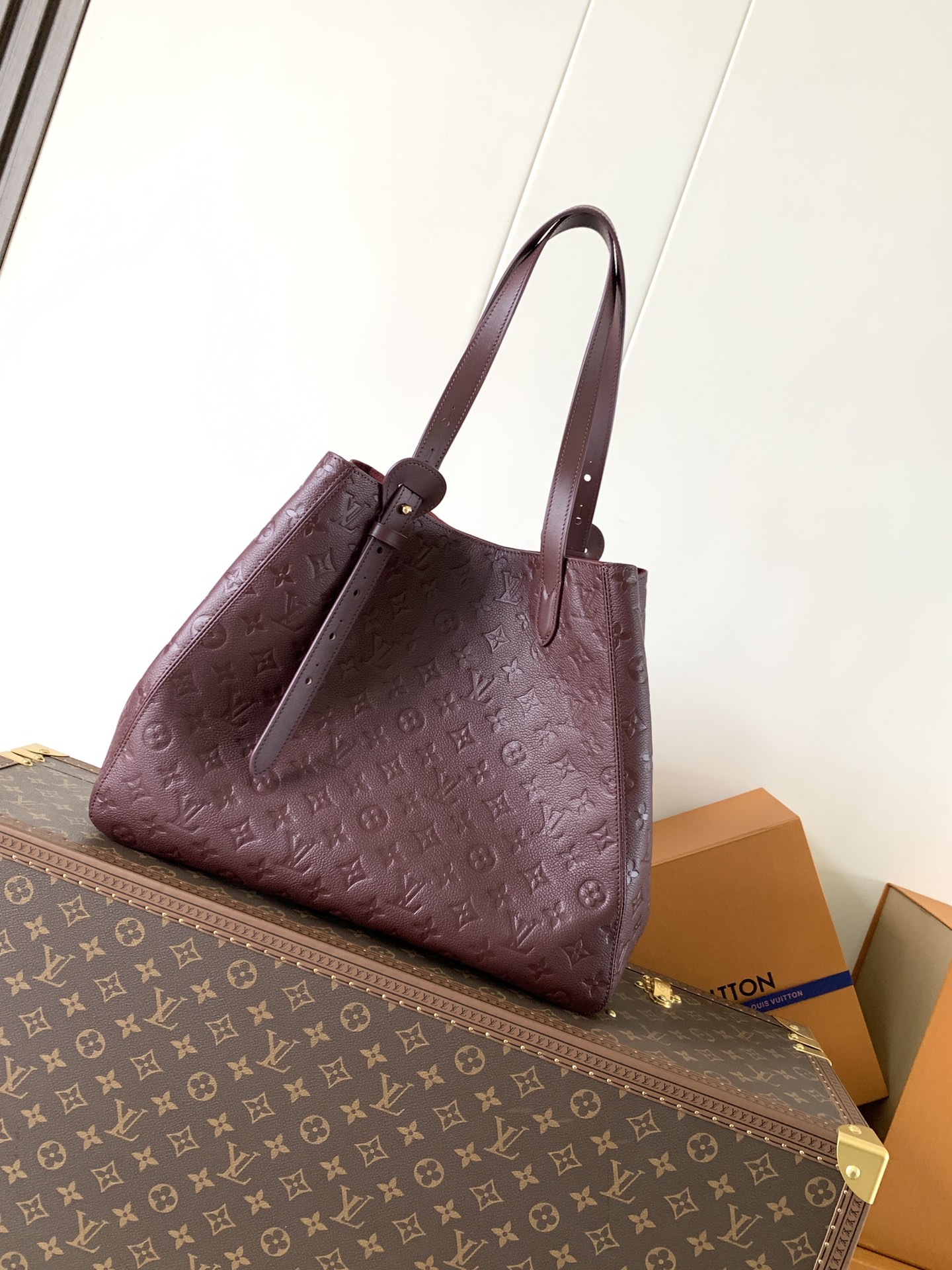 顶级原单，变码芯片M25888酒红 M25860黑色本款 All In One 中号手袋设计如其名，可灵