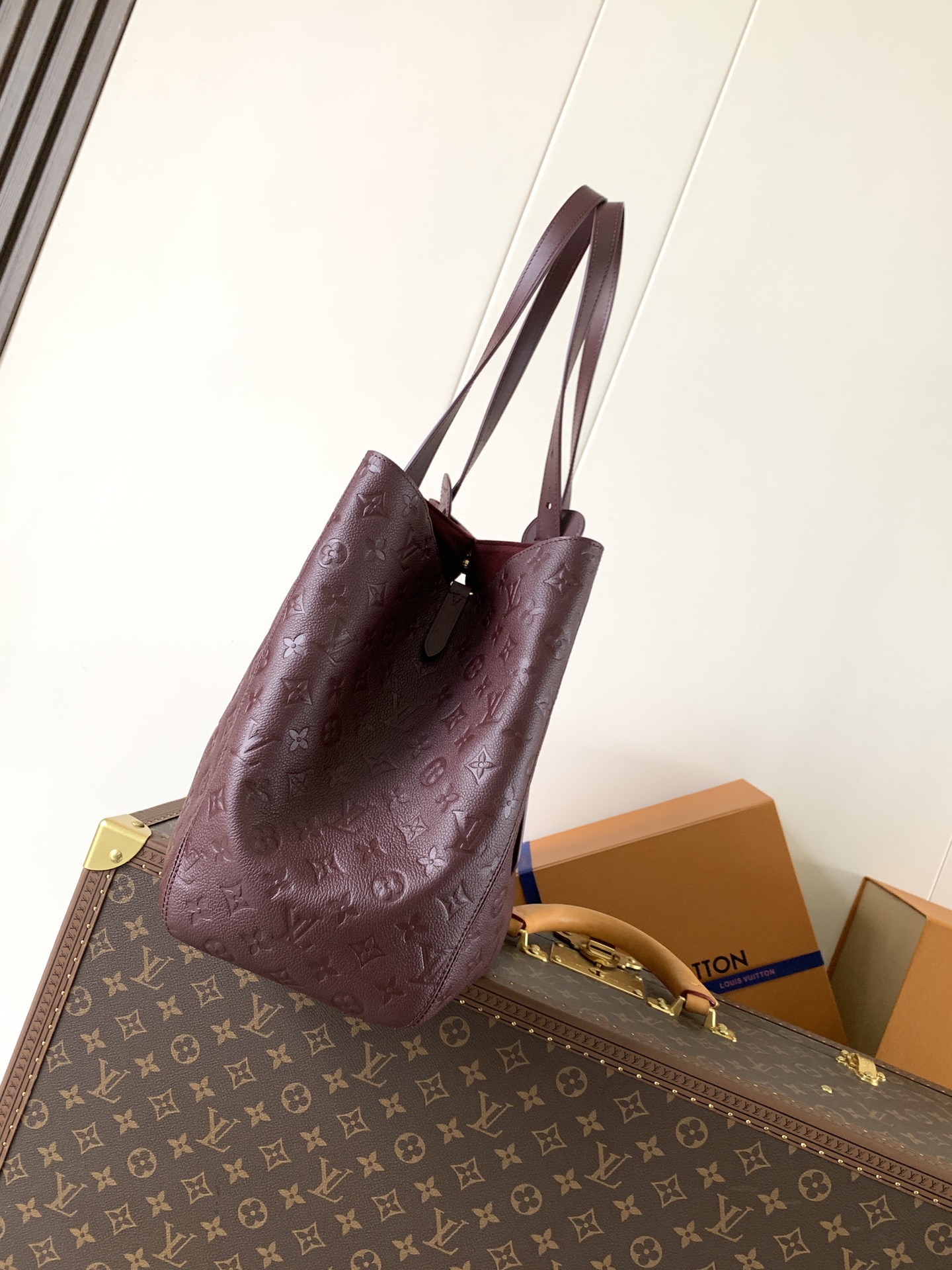 顶级原单，变码芯片M25888酒红 M25860黑色本款 All In One 中号手袋设计如其名，可灵