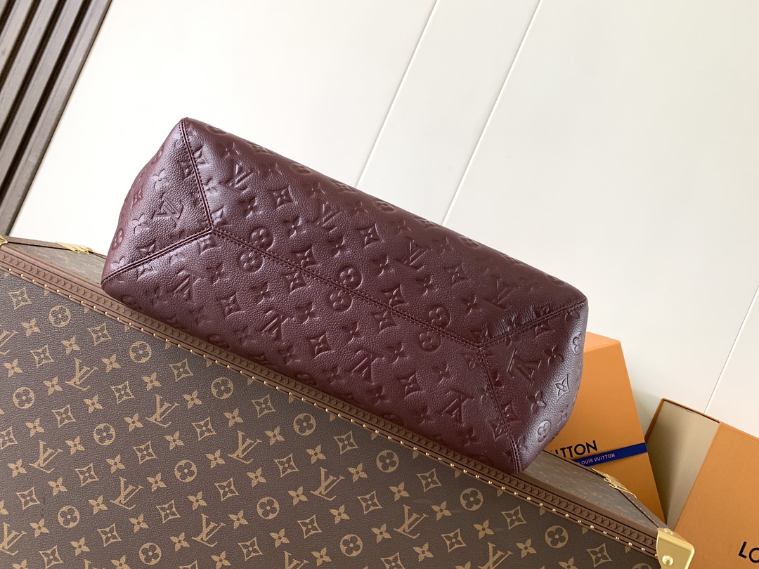 顶级原单，变码芯片M25888酒红 M25860黑色本款 All In One 中号手袋设计如其名，可灵