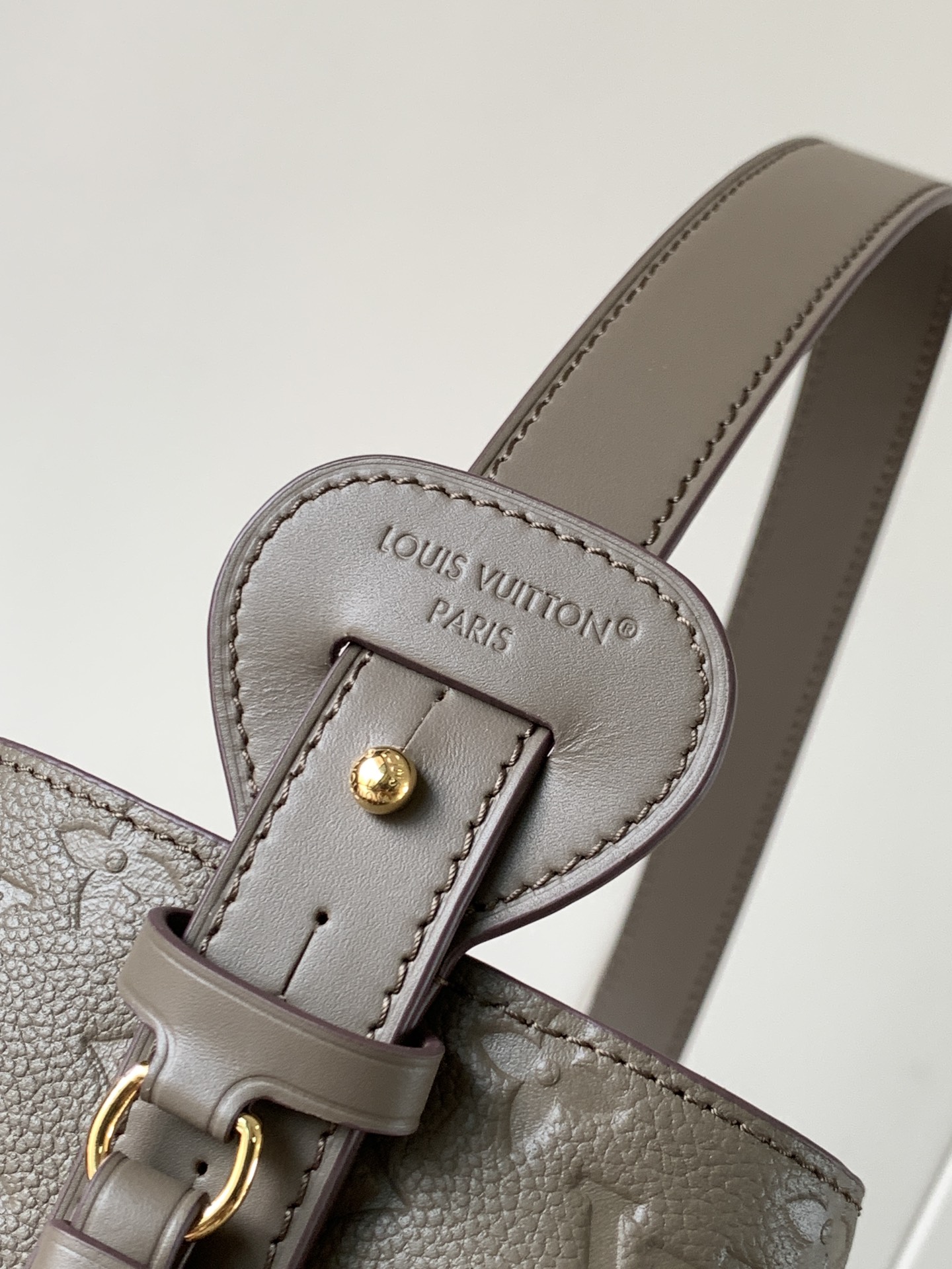 顶级原单，变码芯片M25823本款 All In 手袋为 Monogram 牛皮革搭配亮泽金属件，以标志