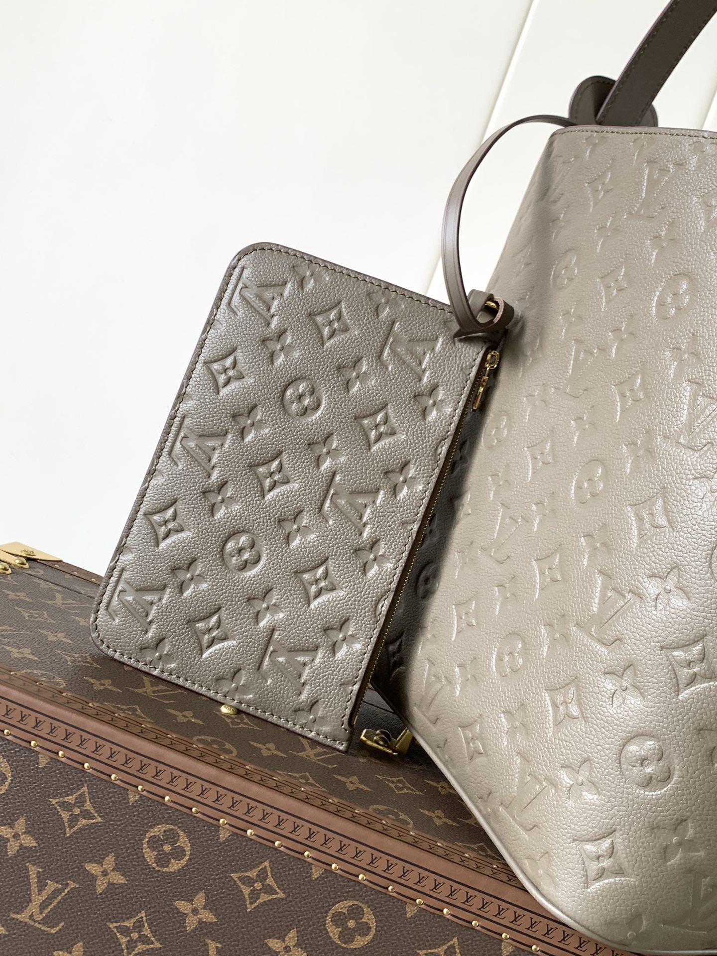 顶级原单，变码芯片M25823本款 All In 手袋为 Monogram 牛皮革搭配亮泽金属件，以标志