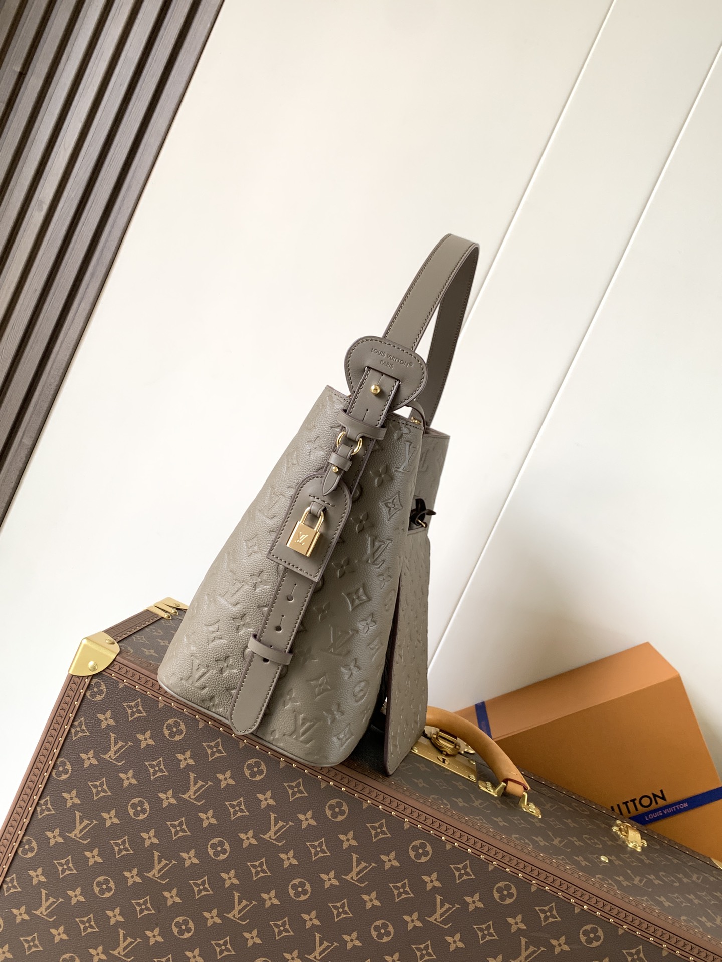 顶级原单，变码芯片M25823本款 All In 手袋为 Monogram 牛皮革搭配亮泽金属件，以标志