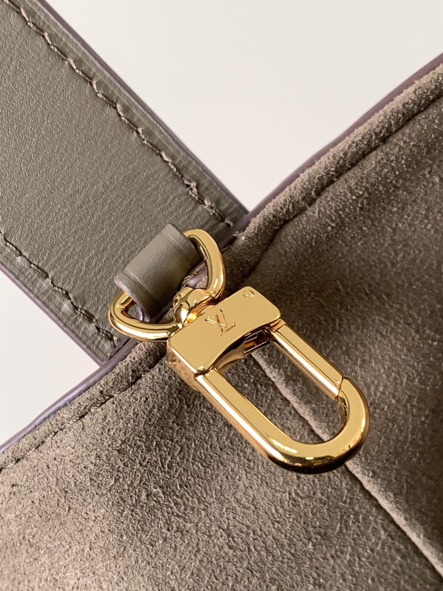 顶级原单，变码芯片M25823本款 All In 手袋为 Monogram 牛皮革搭配亮泽金属件，以标志