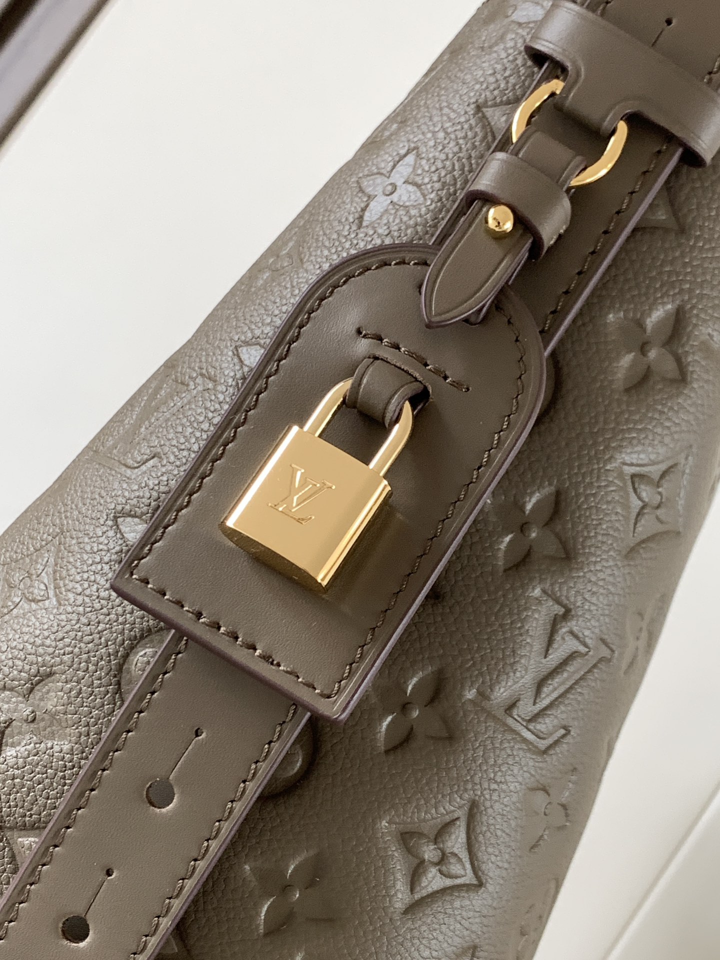 顶级原单，变码芯片M25823本款 All In 手袋为 Monogram 牛皮革搭配亮泽金属件，以标志