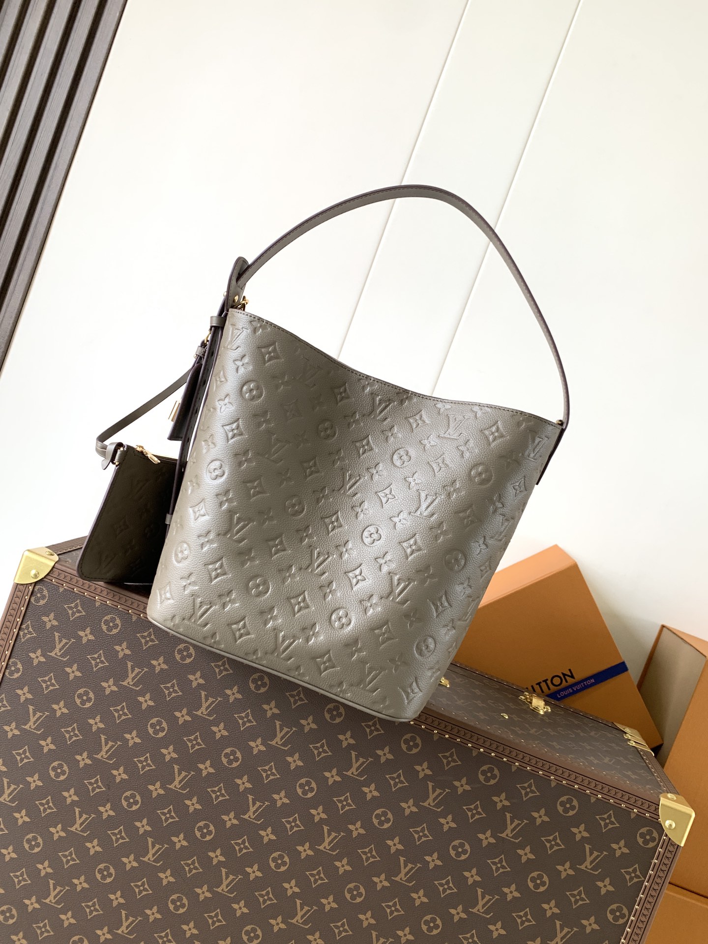 顶级原单，变码芯片M25823本款 All In 手袋为 Monogram 牛皮革搭配亮泽金属件，以标志