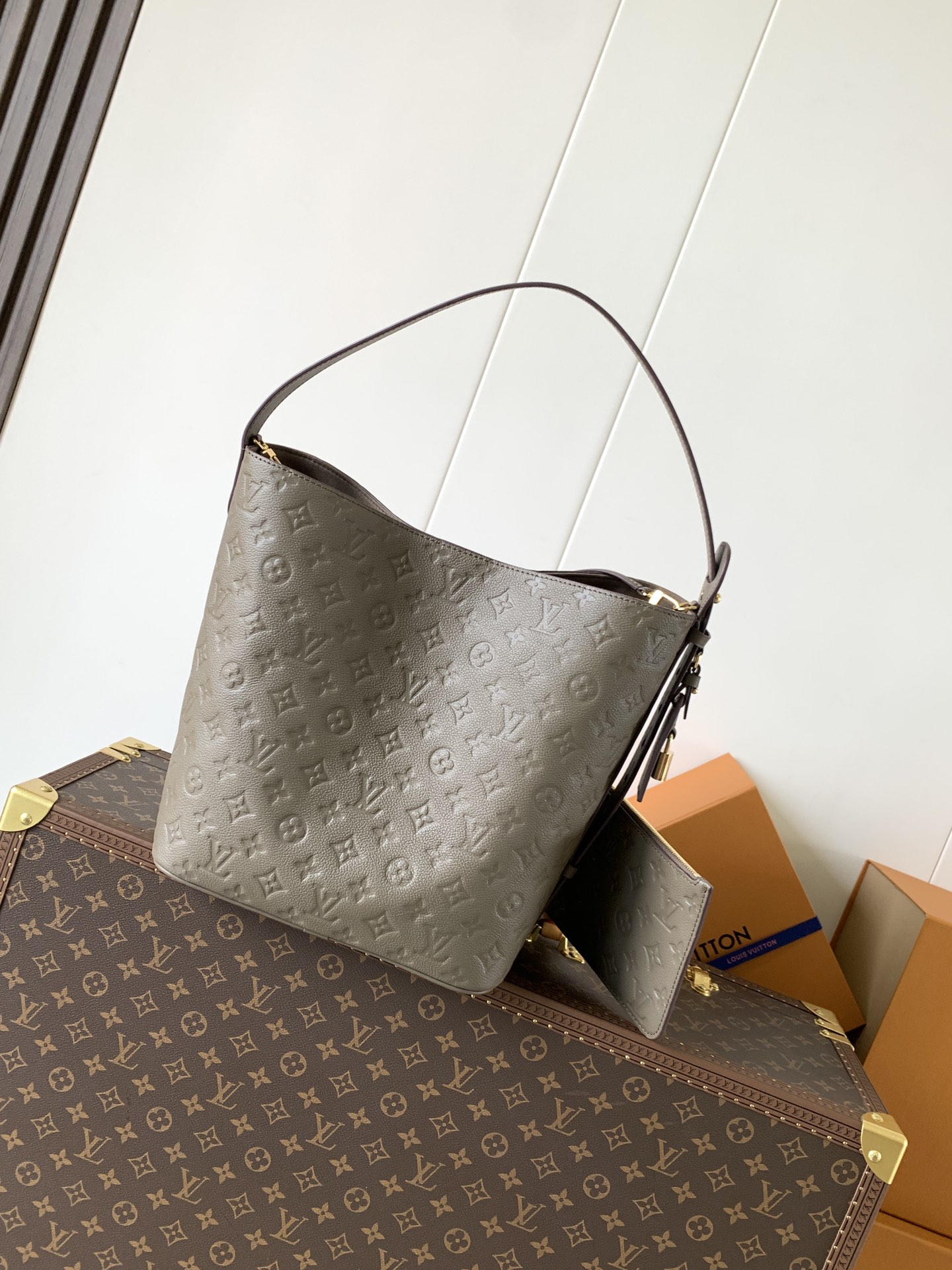 顶级原单，变码芯片M25823本款 All In 手袋为 Monogram 牛皮革搭配亮泽金属件，以标志