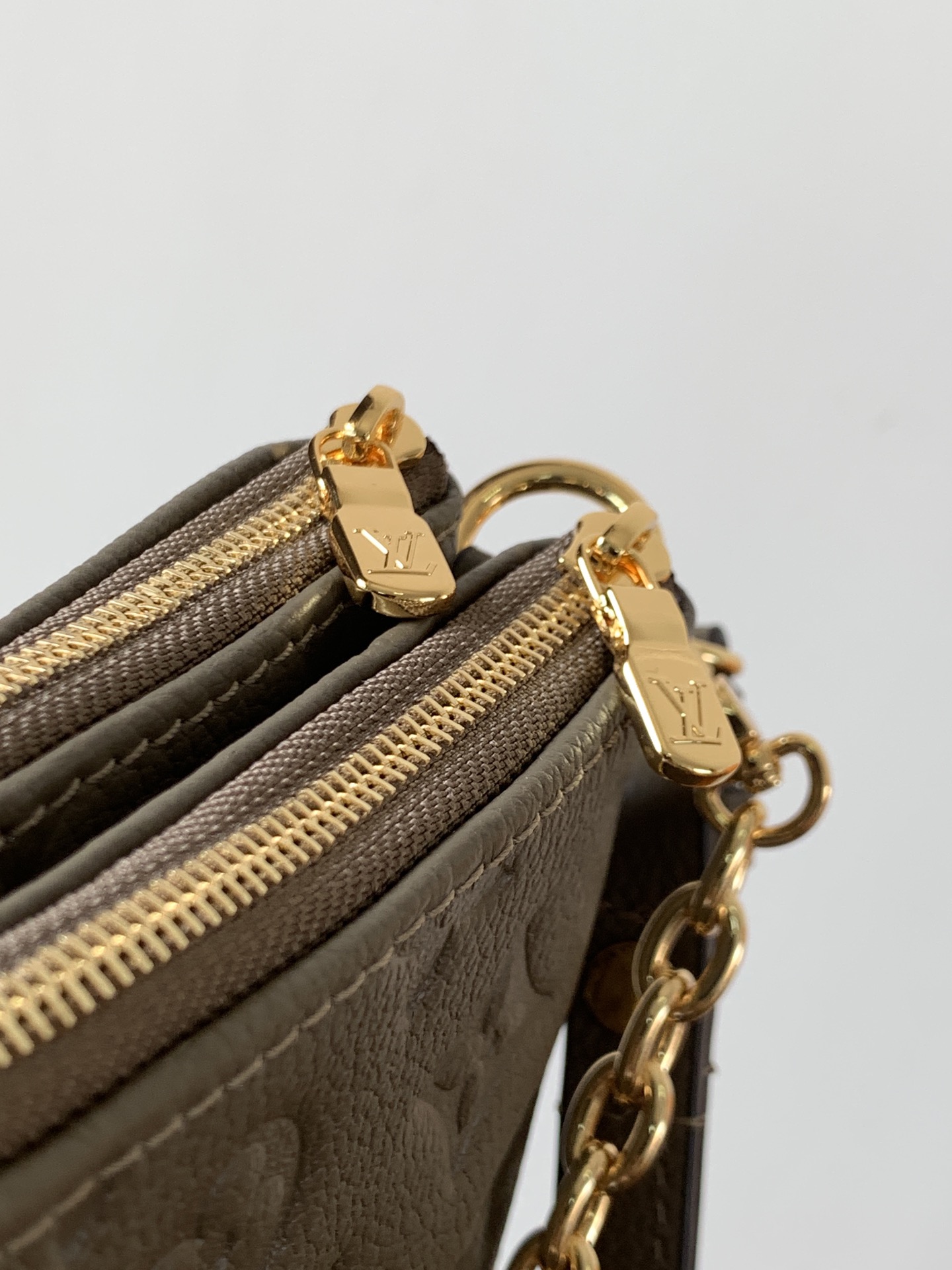 Louis Vuitton Monogram Empreinte 皮革的Liv pochette可紧贴手臂