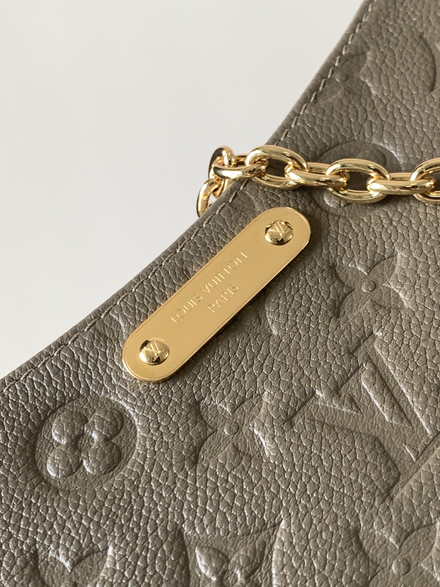 Louis Vuitton Monogram Empreinte 皮革的Liv pochette可紧贴手臂