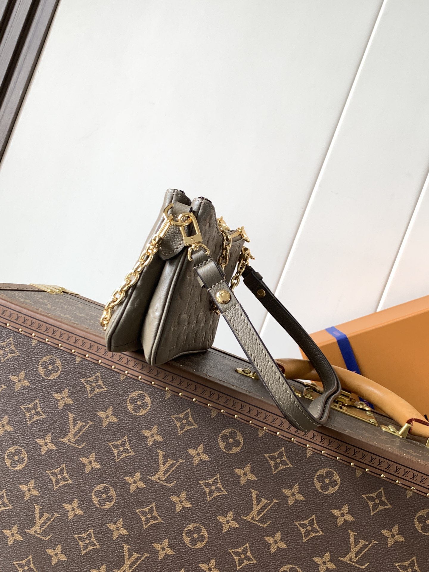 Louis Vuitton Monogram Empreinte 皮革的Liv pochette可紧贴手臂