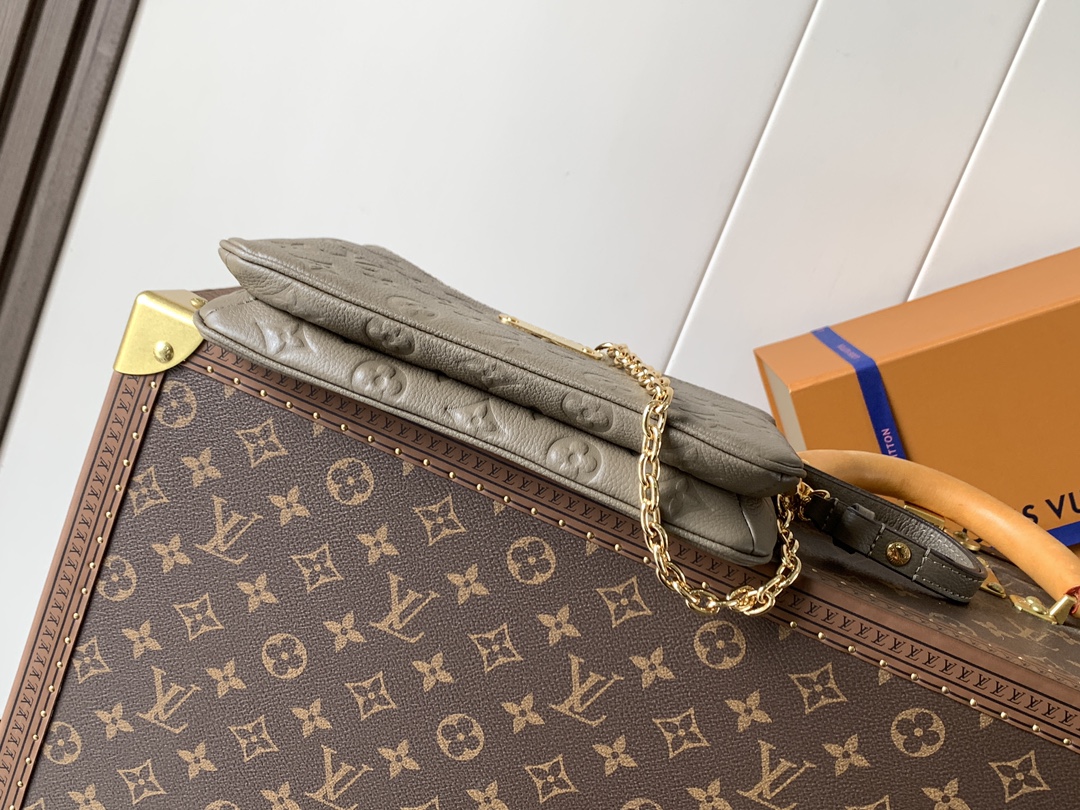 Louis Vuitton Monogram Empreinte 皮革的Liv pochette可紧贴手臂