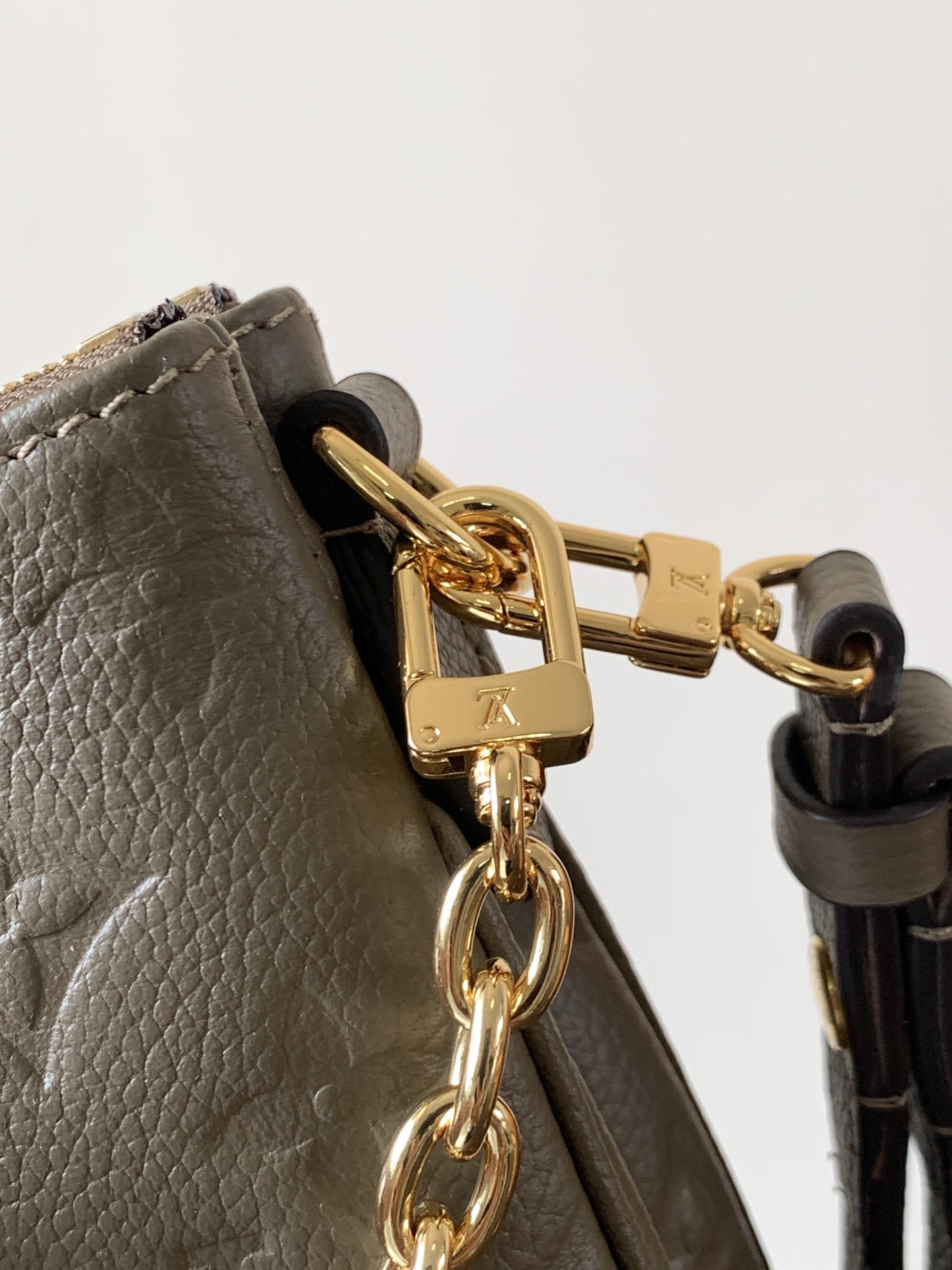 Louis Vuitton Monogram Empreinte 皮革的Liv pochette可紧贴手臂