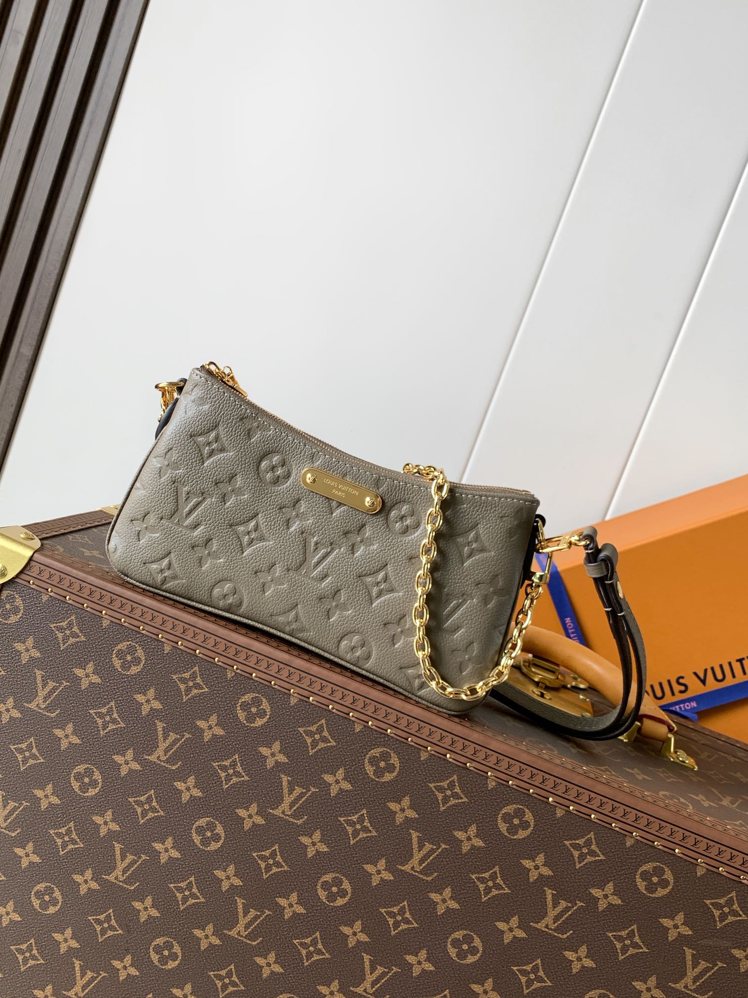 Louis Vuitton Monogram Empreinte 皮革的Liv pochette可紧贴手臂