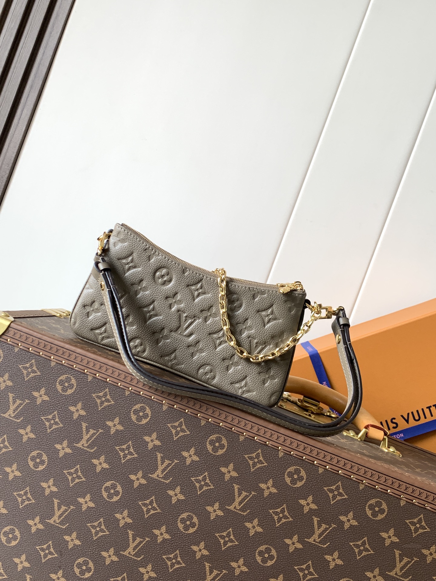 Louis Vuitton Monogram Empreinte 皮革的Liv pochette可紧贴手臂