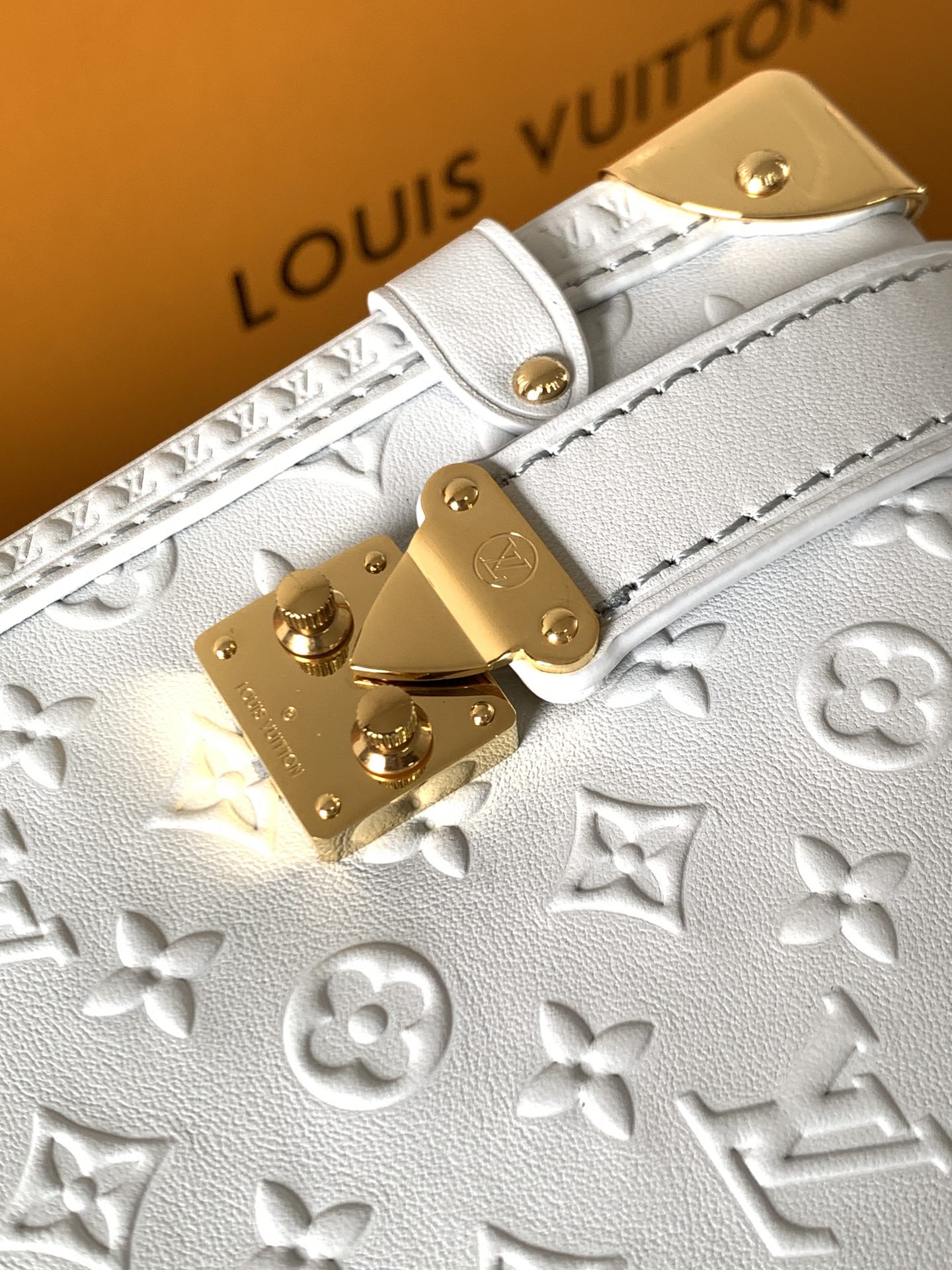 Louis Vuitton 在 2025 秋冬系列中持续演绎路易威登的制箱传统