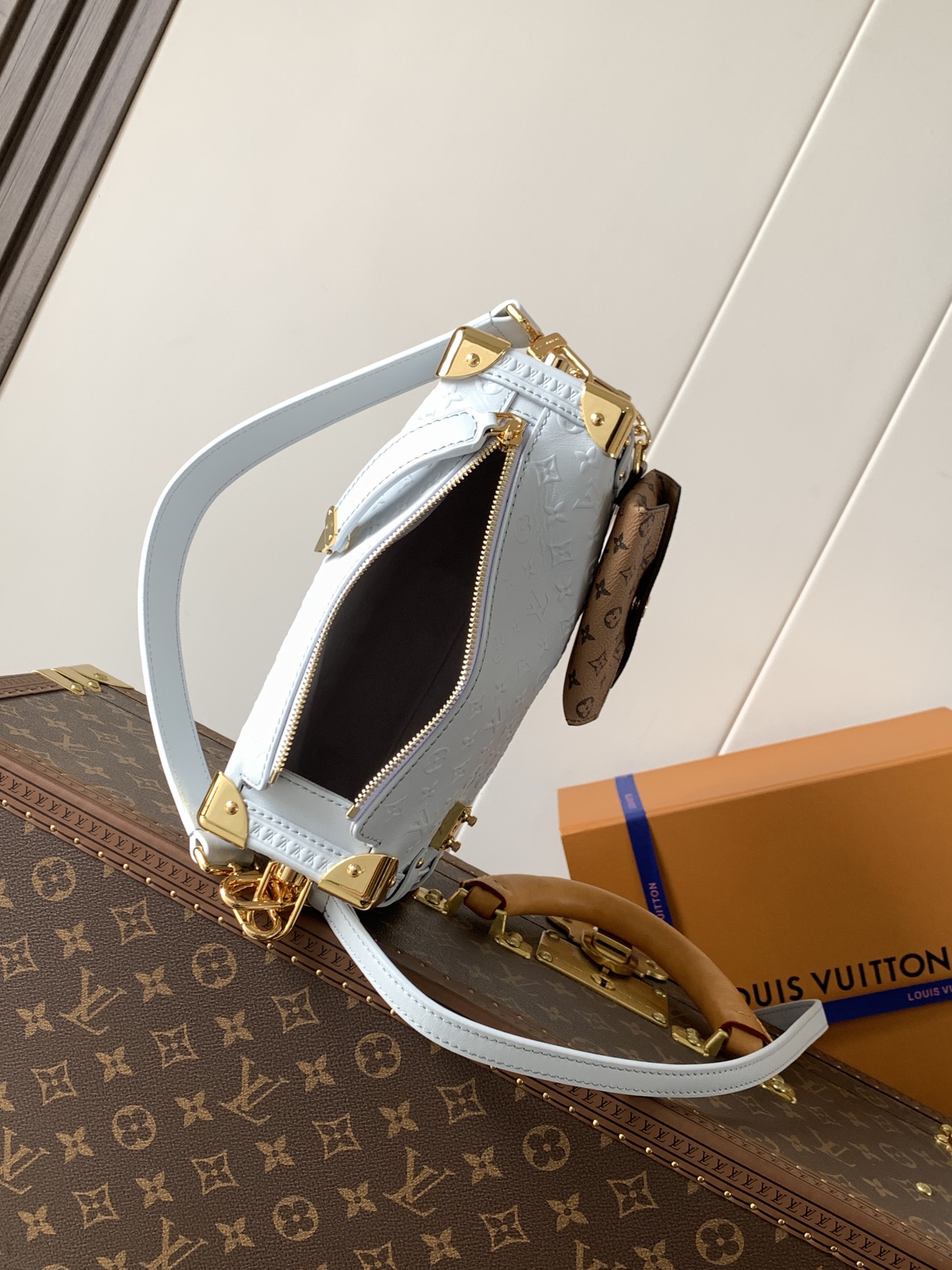 Louis Vuitton 在 2025 秋冬系列中持续演绎路易威登的制箱传统