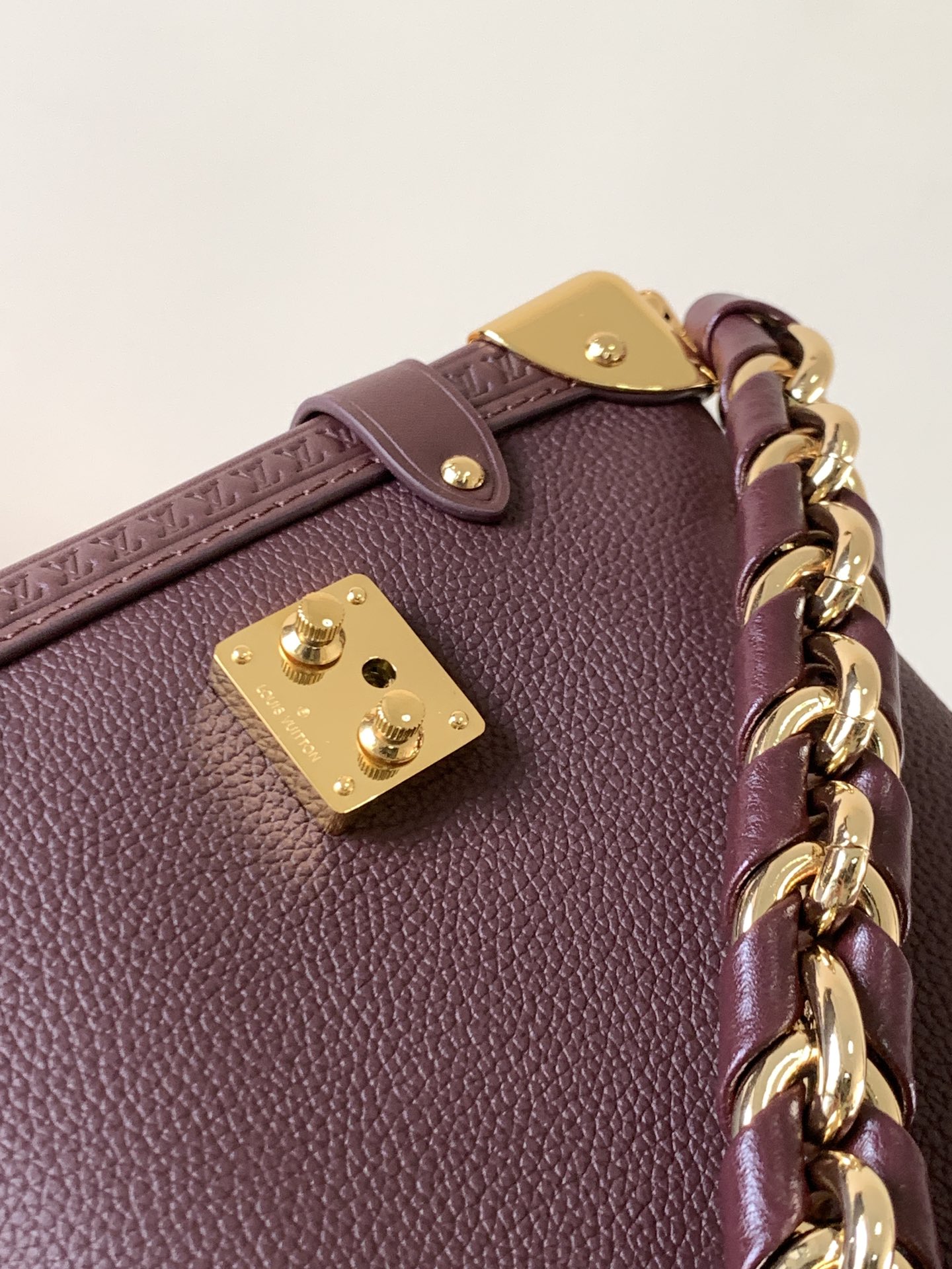 Louis Vuitton 在 2025 秋冬系列中持续演绎路易威登的制箱传统
