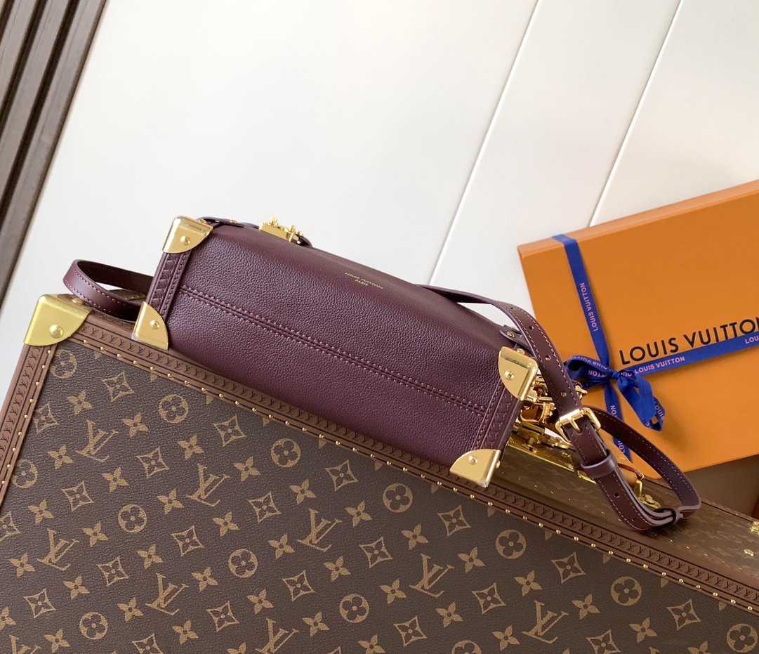 Louis Vuitton 在 2025 秋冬系列中持续演绎路易威登的制箱传统