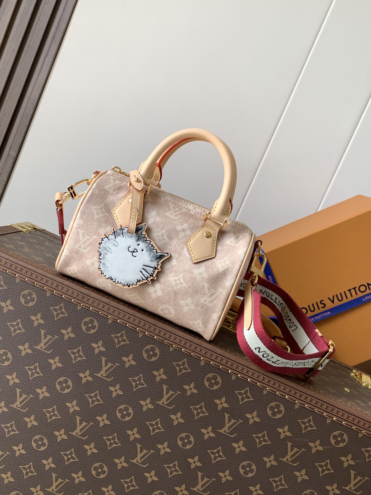 NO:580702,Authentic, top-quality original order, transcoding chip M15151. This Speedy 20 Bandoulière handbag is made of Meowgram canvas, which is featured in the LV Travels With Grace Coddington collaboration series created by the brand and the former creative director of Vogue. The cute cat-shaped pendants and leather handles are rich in details, and metal parts such as padlocks add elegant touches. 13.5 x 12 x 20.5 cm (Height x Width x Length) Meowgram  Coated canvas Calf leather trim Fabric lining Metal hardware Double zipper closure Internal patch pocket Removable cat-shaped decoration Padlock Holds smartphone, Lisa wallet, keys and lipstick Removable and adjustable shoulder strap Half-length strap 58.0 cm Half-length strap adjustable to 39.0 cm Handle with double handles, genuine LV, louis vuitton, cowhide19860909正品级 顶级原单,变码芯片M15151 本款 Speedy 20 Bandoulière 手袋取材 Meowgram 帆布,瞩目亮相品牌与 Vogue 前创意总监打造的 LV Travels With Grace Coddington 合作系列.可爱猫咪造型挂饰和皮革手柄丰富细节,挂锁等金属件再添考究笔触. 13.5 x 12 x 20.5 厘米 (高 x 宽 x 长度) Meowgram 涂层帆布 牛皮革饰边 织物内衬 金属件 双拉链开合 内贴袋 可拆卸猫咪造型装饰 挂锁 可收纳智能手机、Lisa 钱夹、钥匙和唇膏 肩带可拆卸,可调节 包带半长58.0 厘米 包带半长可调至39.0 厘米 手柄双手柄,正品级LV,louis vuitton,cowhide,Bag