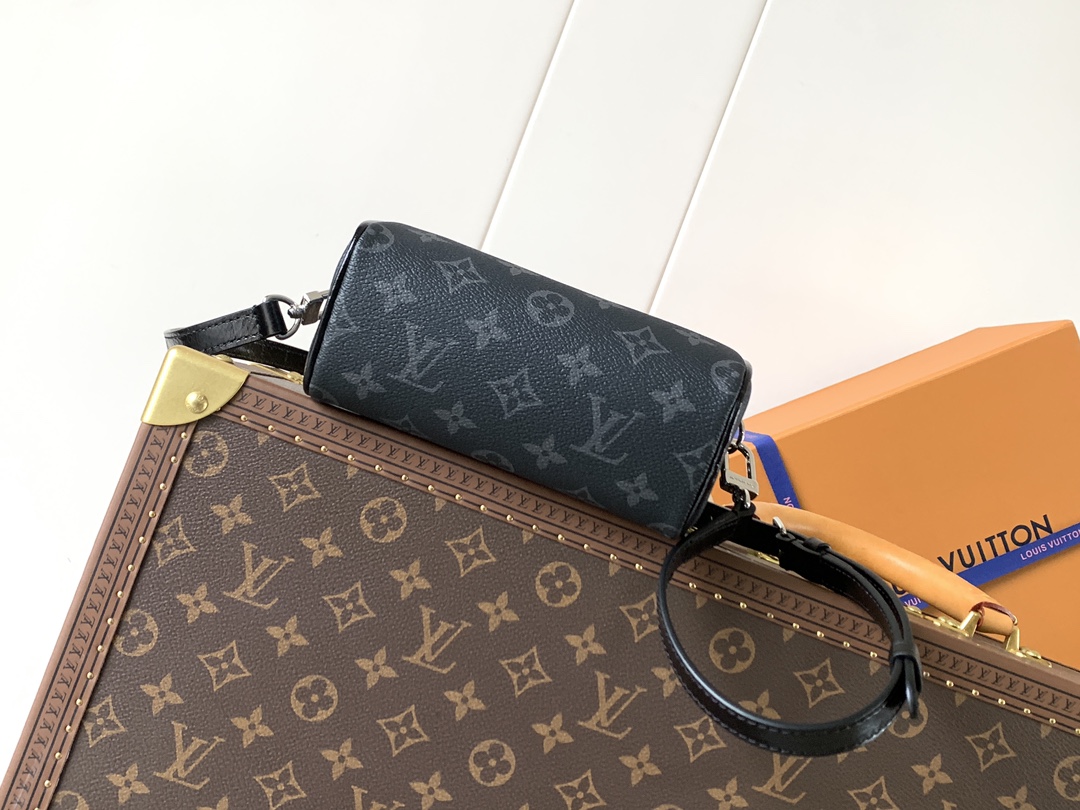 💰420顶级原单，变码芯片M26573
本款 Nano Speedy 手袋采用帆布塑造玲珑构型，以 Monogram Eclipse 图案传递优雅风尚，轻松点亮昼夜造型。莹泽金属件流露考究气息，充裕空间可容纳短款钱夹等日常所需，可拆卸肩带实现多种背携方式。

10 x 7.5 x 16 厘米 
(高 x 宽 x 长度)
Monogram Eclipse 图案
涂层帆布
牛皮革饰边
织物内衬
金属件
拉链开合
可收纳智能手机、耳机、Victorine 钱夹、钥匙和唇膏
肩带：可拆卸，可调节
包带半长：45.5 厘米
包带半长可调至：54.0 厘米
手柄：双手柄