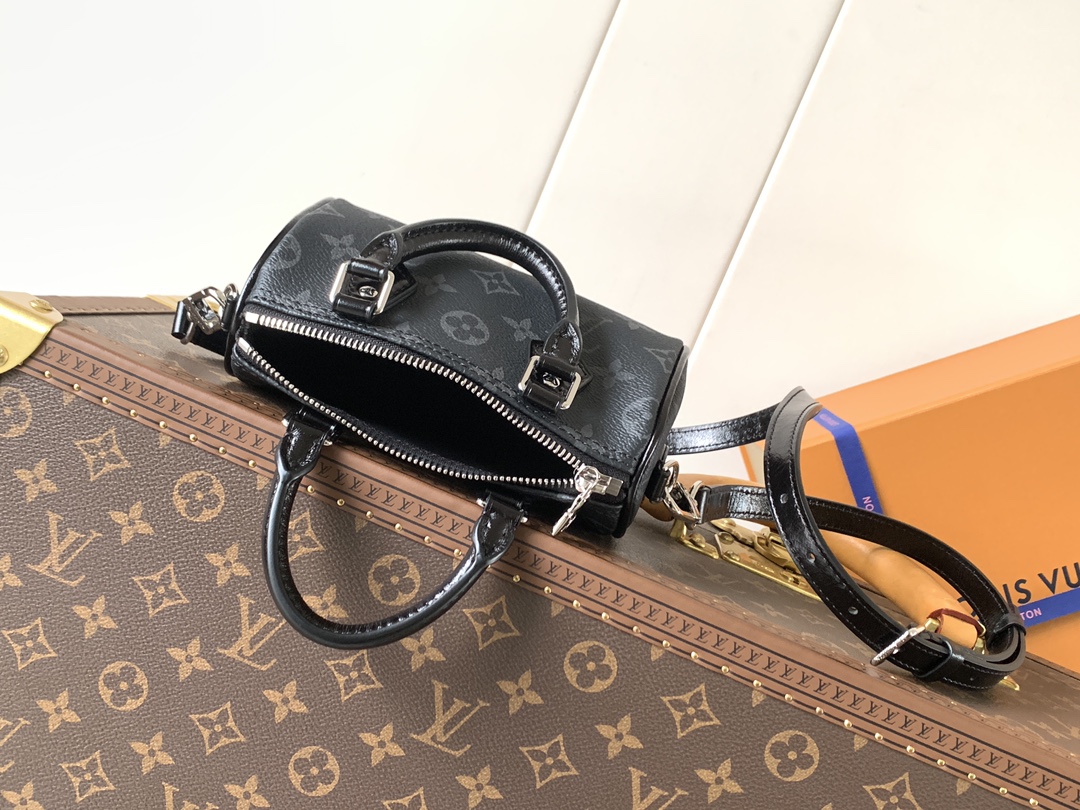 💰420顶级原单，变码芯片M26573
本款 Nano Speedy 手袋采用帆布塑造玲珑构型，以 Monogram Eclipse 图案传递优雅风尚，轻松点亮昼夜造型。莹泽金属件流露考究气息，充裕空间可容纳短款钱夹等日常所需，可拆卸肩带实现多种背携方式。

10 x 7.5 x 16 厘米 
(高 x 宽 x 长度)
Monogram Eclipse 图案
涂层帆布
牛皮革饰边
织物内衬
金属件
拉链开合
可收纳智能手机、耳机、Victorine 钱夹、钥匙和唇膏
肩带：可拆卸，可调节
包带半长：45.5 厘米
包带半长可调至：54.0 厘米
手柄：双手柄