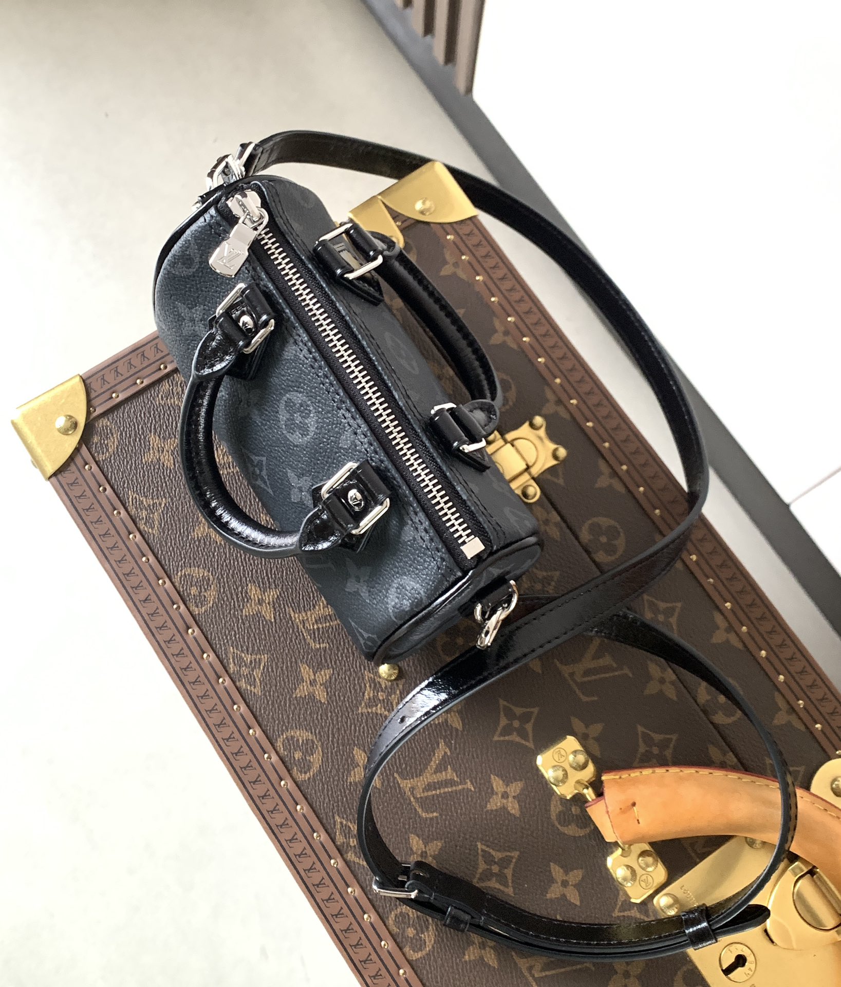 💰420顶级原单，变码芯片M26573
本款 Nano Speedy 手袋采用帆布塑造玲珑构型，以 Monogram Eclipse 图案传递优雅风尚，轻松点亮昼夜造型。莹泽金属件流露考究气息，充裕空间可容纳短款钱夹等日常所需，可拆卸肩带实现多种背携方式。

10 x 7.5 x 16 厘米 
(高 x 宽 x 长度)
Monogram Eclipse 图案
涂层帆布
牛皮革饰边
织物内衬
金属件
拉链开合
可收纳智能手机、耳机、Victorine 钱夹、钥匙和唇膏
肩带：可拆卸，可调节
包带半长：45.5 厘米
包带半长可调至：54.0 厘米
手柄：双手柄