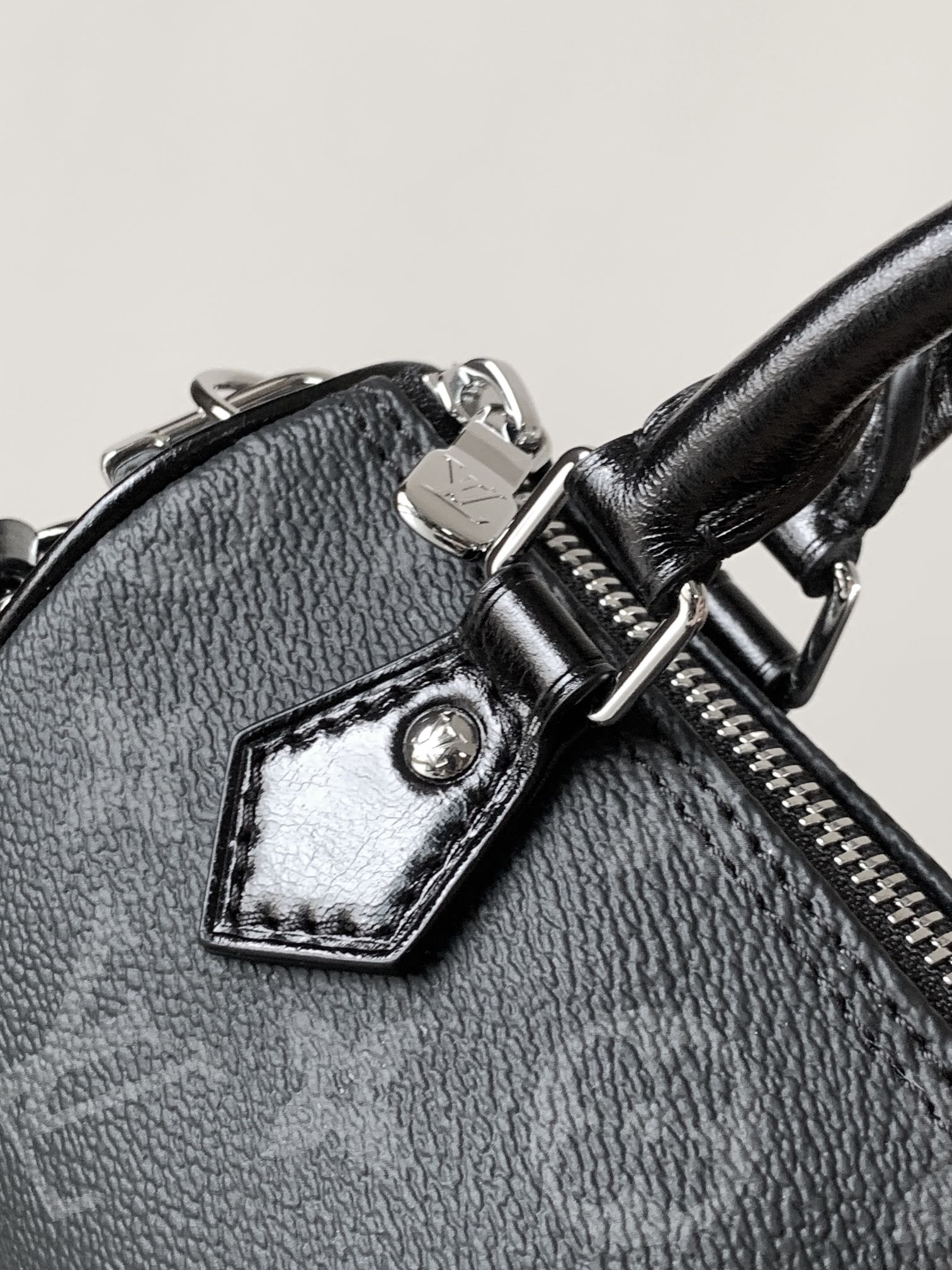 💰420顶级原单，变码芯片M26573
本款 Nano Speedy 手袋采用帆布塑造玲珑构型，以 Monogram Eclipse 图案传递优雅风尚，轻松点亮昼夜造型。莹泽金属件流露考究气息，充裕空间可容纳短款钱夹等日常所需，可拆卸肩带实现多种背携方式。

10 x 7.5 x 16 厘米 
(高 x 宽 x 长度)
Monogram Eclipse 图案
涂层帆布
牛皮革饰边
织物内衬
金属件
拉链开合
可收纳智能手机、耳机、Victorine 钱夹、钥匙和唇膏
肩带：可拆卸，可调节
包带半长：45.5 厘米
包带半长可调至：54.0 厘米
手柄：双手柄