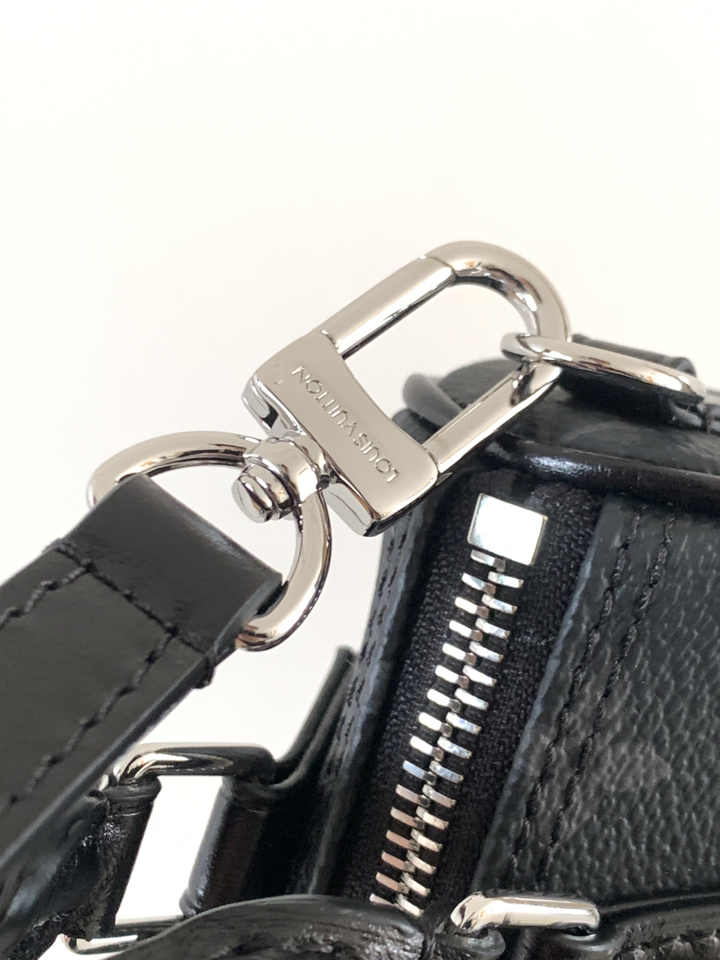 💰420顶级原单，变码芯片M26573
本款 Nano Speedy 手袋采用帆布塑造玲珑构型，以 Monogram Eclipse 图案传递优雅风尚，轻松点亮昼夜造型。莹泽金属件流露考究气息，充裕空间可容纳短款钱夹等日常所需，可拆卸肩带实现多种背携方式。

10 x 7.5 x 16 厘米 
(高 x 宽 x 长度)
Monogram Eclipse 图案
涂层帆布
牛皮革饰边
织物内衬
金属件
拉链开合
可收纳智能手机、耳机、Victorine 钱夹、钥匙和唇膏
肩带：可拆卸，可调节
包带半长：45.5 厘米
包带半长可调至：54.0 厘米
手柄：双手柄