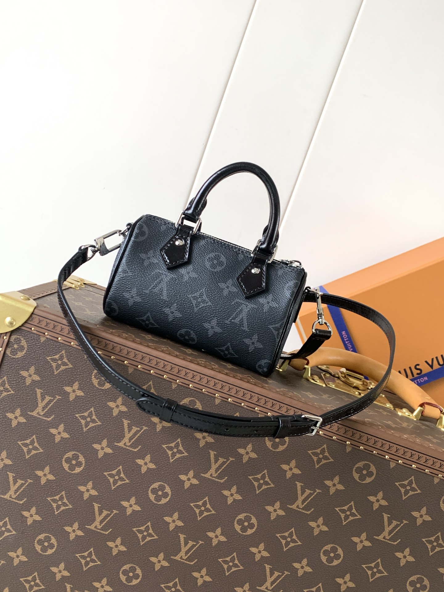 💰420顶级原单，变码芯片M26573
本款 Nano Speedy 手袋采用帆布塑造玲珑构型，以 Monogram Eclipse 图案传递优雅风尚，轻松点亮昼夜造型。莹泽金属件流露考究气息，充裕空间可容纳短款钱夹等日常所需，可拆卸肩带实现多种背携方式。

10 x 7.5 x 16 厘米 
(高 x 宽 x 长度)
Monogram Eclipse 图案
涂层帆布
牛皮革饰边
织物内衬
金属件
拉链开合
可收纳智能手机、耳机、Victorine 钱夹、钥匙和唇膏
肩带：可拆卸，可调节
包带半长：45.5 厘米
包带半长可调至：54.0 厘米
手柄：双手柄