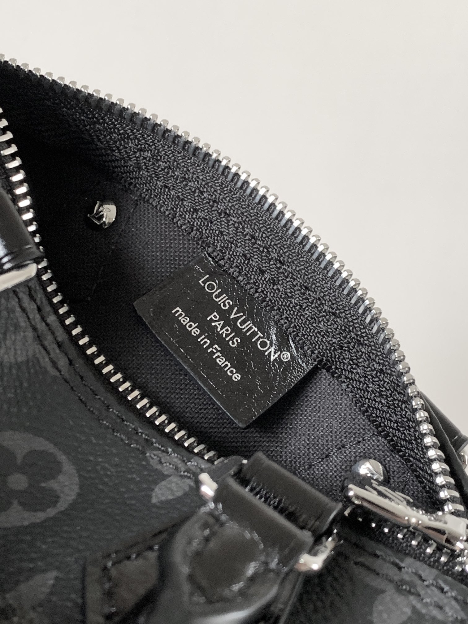 💰420顶级原单，变码芯片M26573
本款 Nano Speedy 手袋采用帆布塑造玲珑构型，以 Monogram Eclipse 图案传递优雅风尚，轻松点亮昼夜造型。莹泽金属件流露考究气息，充裕空间可容纳短款钱夹等日常所需，可拆卸肩带实现多种背携方式。

10 x 7.5 x 16 厘米 
(高 x 宽 x 长度)
Monogram Eclipse 图案
涂层帆布
牛皮革饰边
织物内衬
金属件
拉链开合
可收纳智能手机、耳机、Victorine 钱夹、钥匙和唇膏
肩带：可拆卸，可调节
包带半长：45.5 厘米
包带半长可调至：54.0 厘米
手柄：双手柄