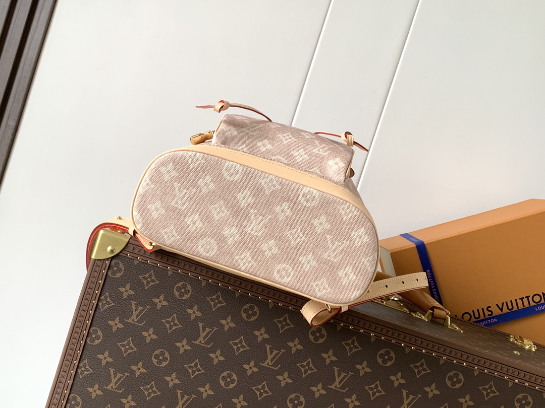 Louis Vuitton 本款 Montsouris 小号双肩包出自 LV Travels With 系列