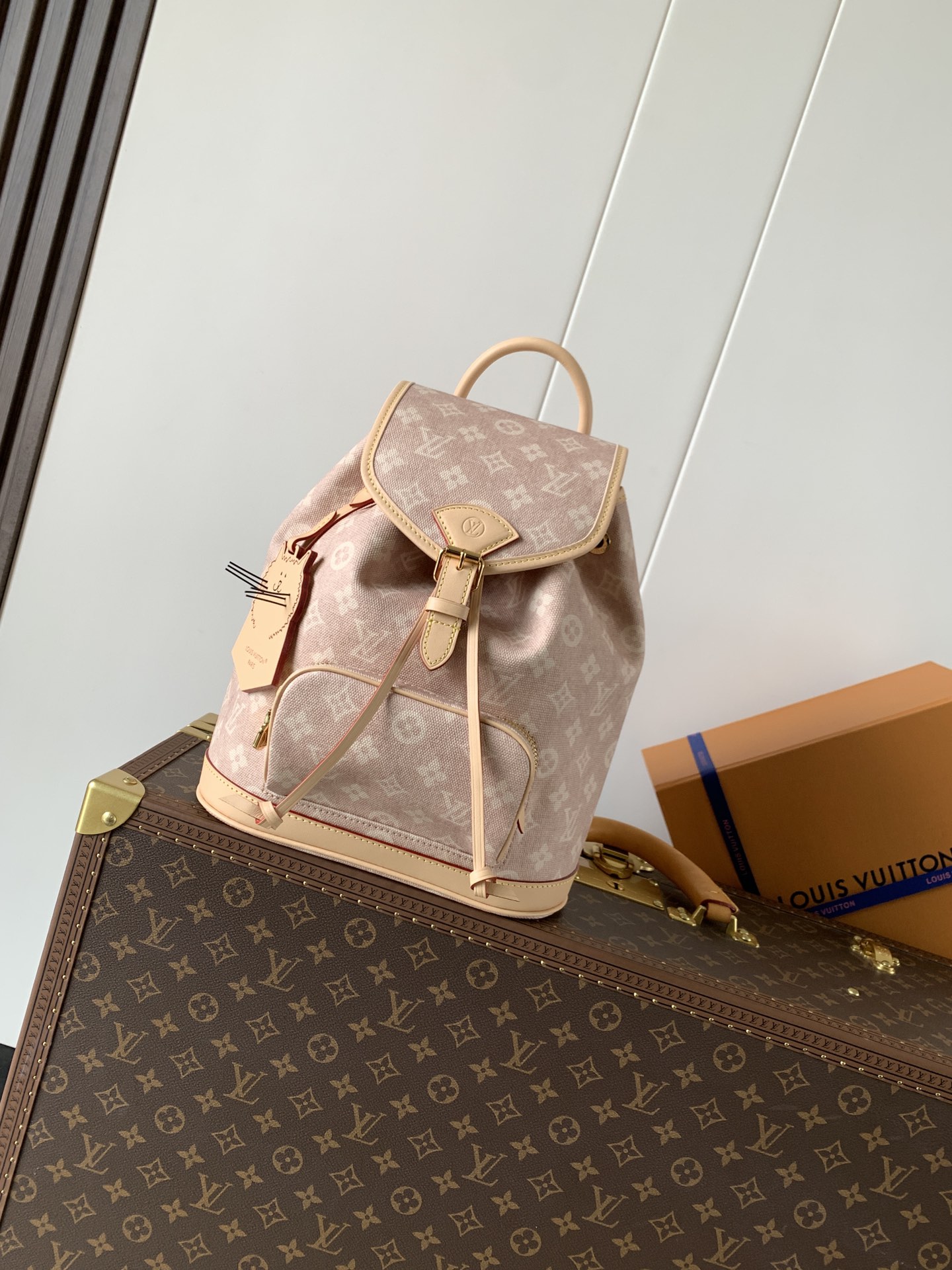 Louis Vuitton 本款 Montsouris 小号双肩包出自 LV Travels With 系列