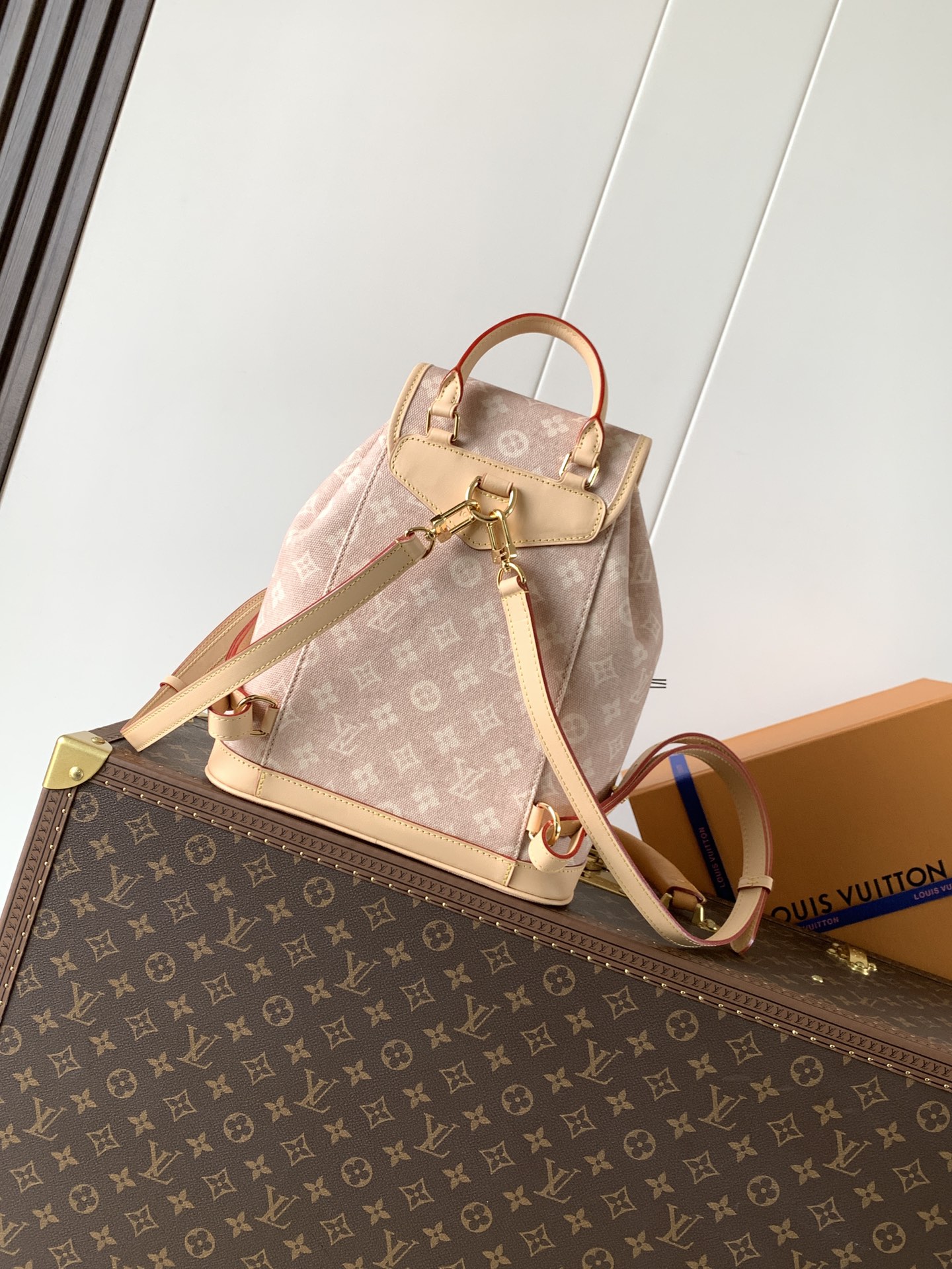 Louis Vuitton 本款 Montsouris 小号双肩包出自 LV Travels With 系列