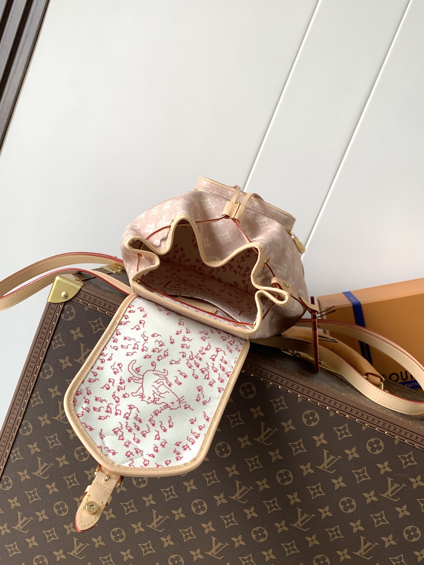 Louis Vuitton 本款 Montsouris 小号双肩包出自 LV Travels With 系列